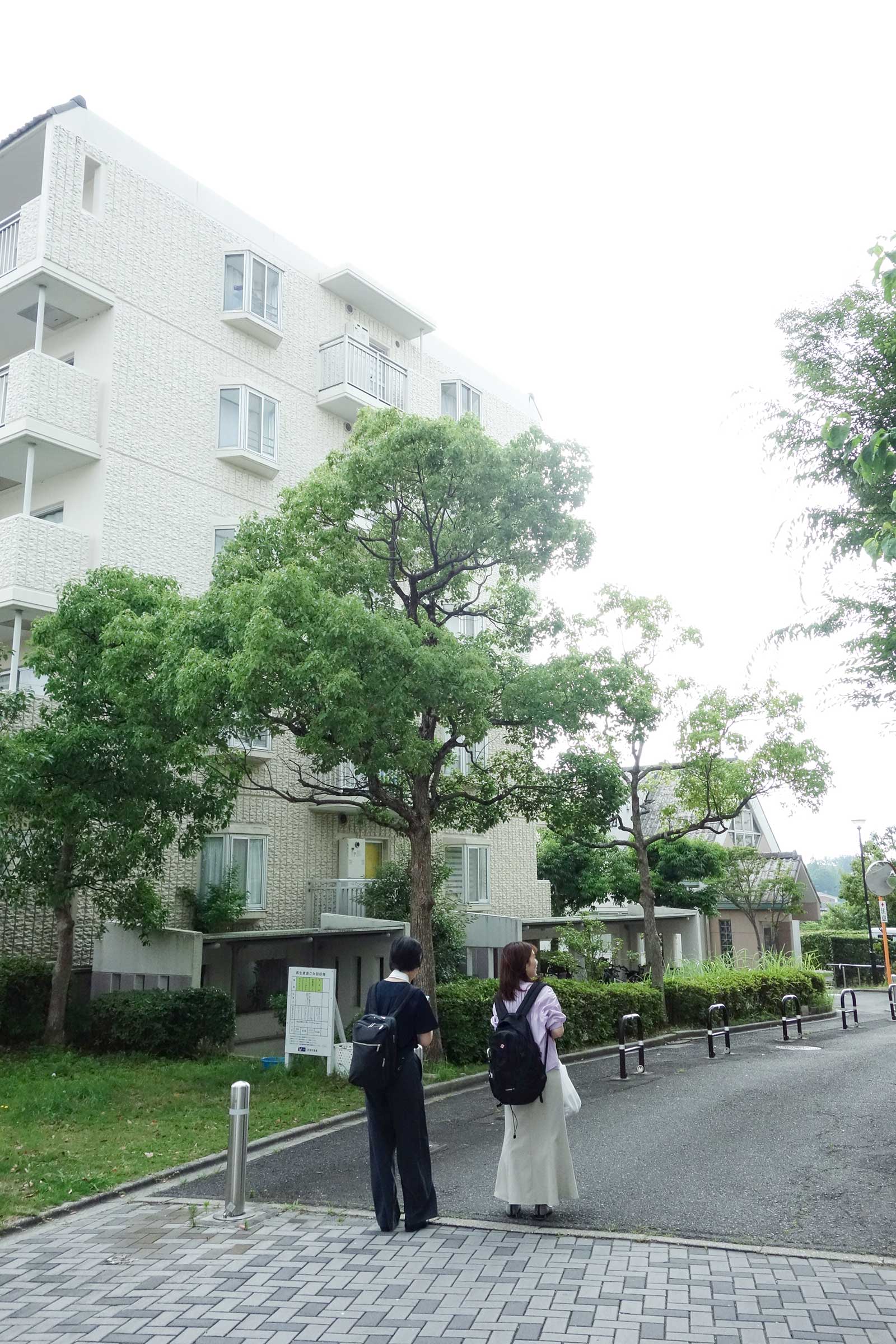 平城左京団地内をあるく井之上さんと岸本さん