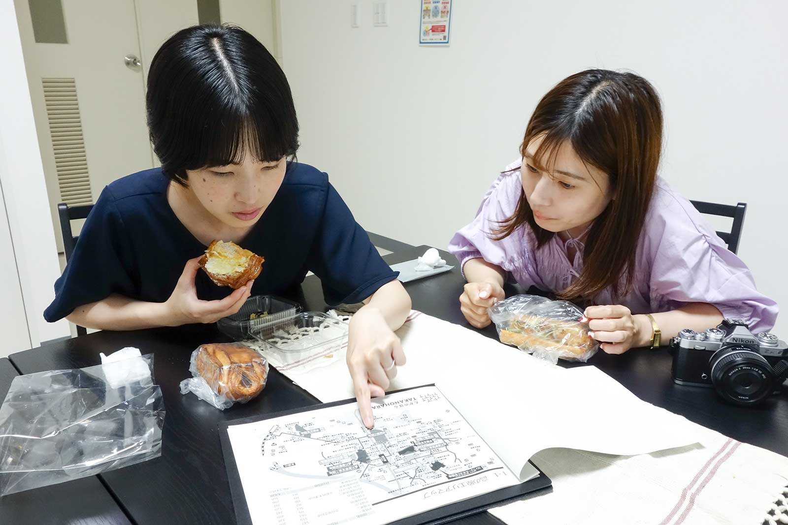 地図を見ながら場所を確認する井之上さんと岸本さん
