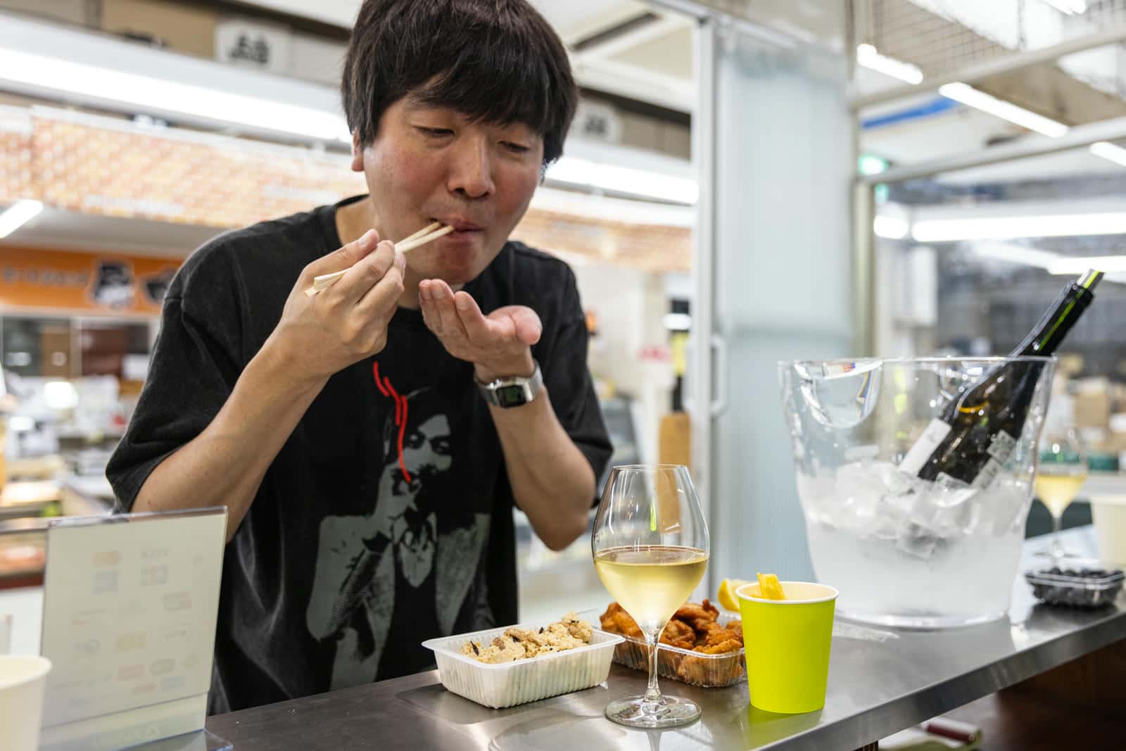 おつまみをほおばるスズキナオさん