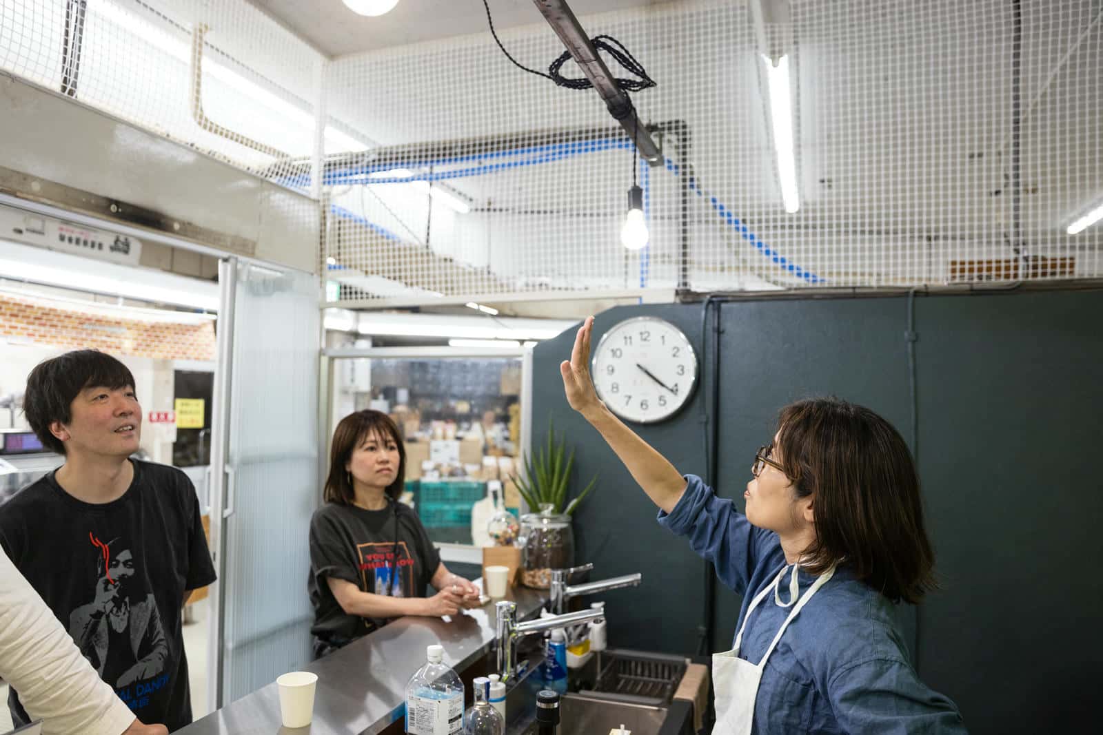 カウンター越しに話しをする店主とスズキナオさん