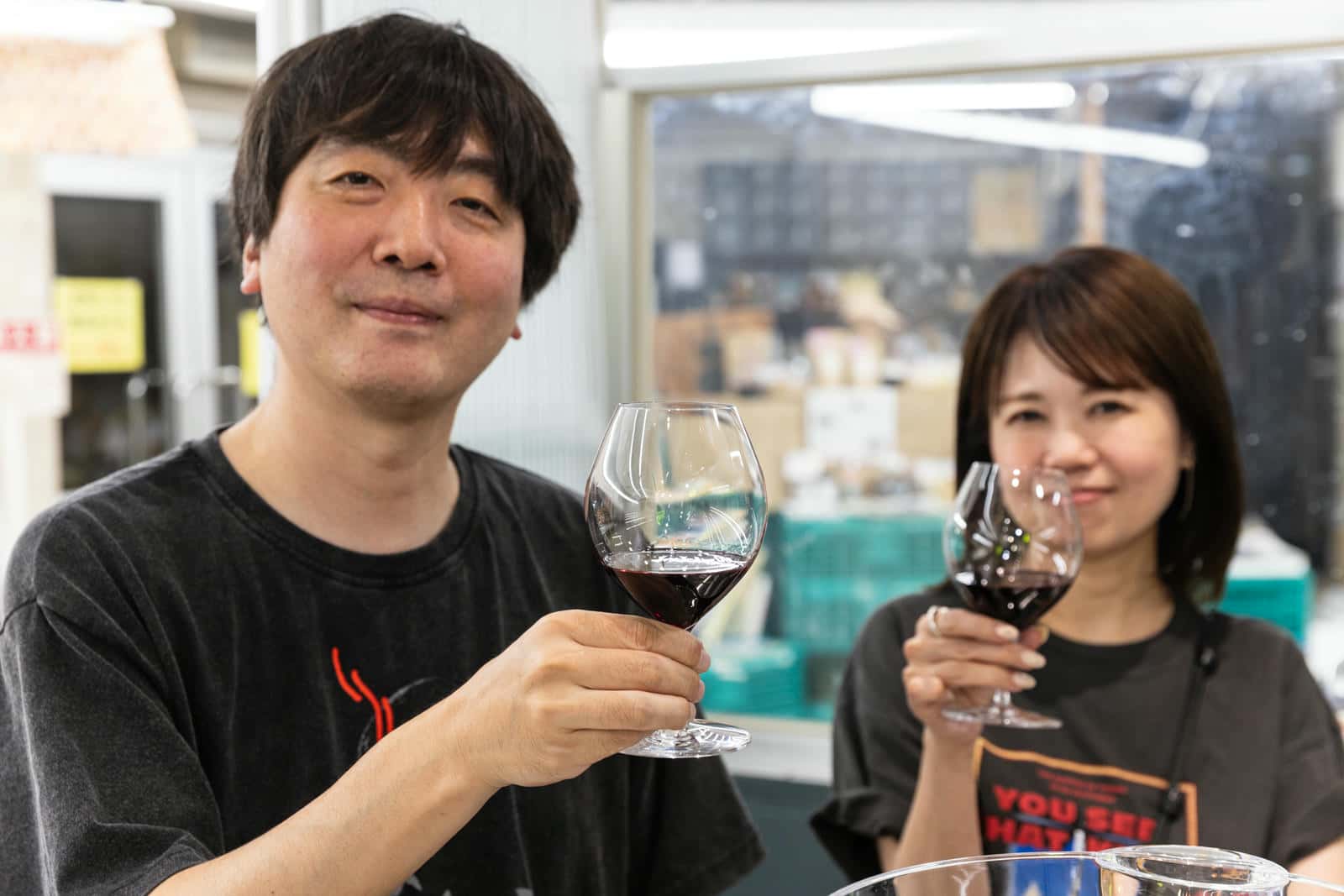常連さんと乾杯するスズキナオさん