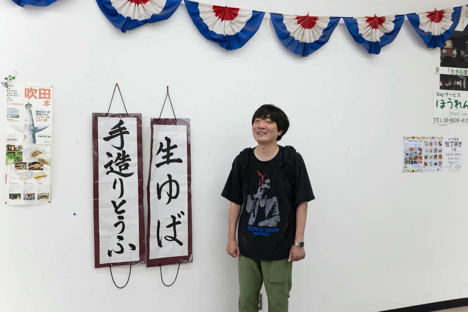 マーケットで笑顔になるスズキナオさん
