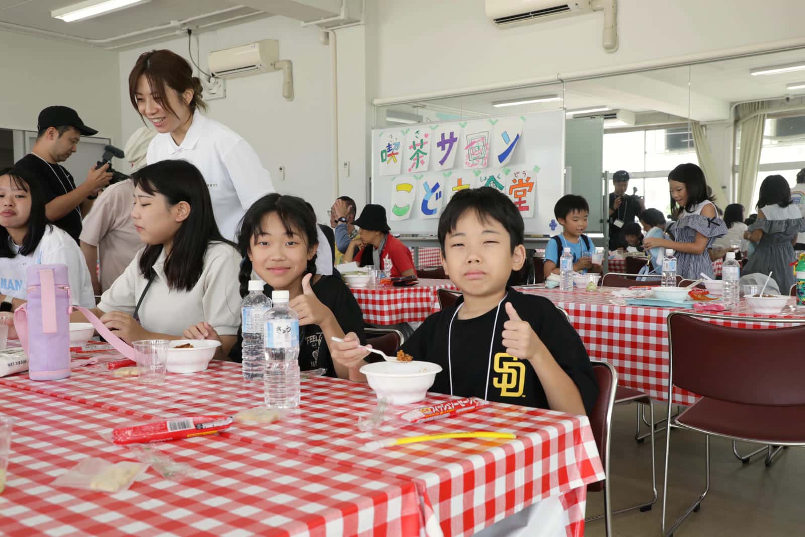 イベントのこども食堂のハヤシライスを味わう子どもたち