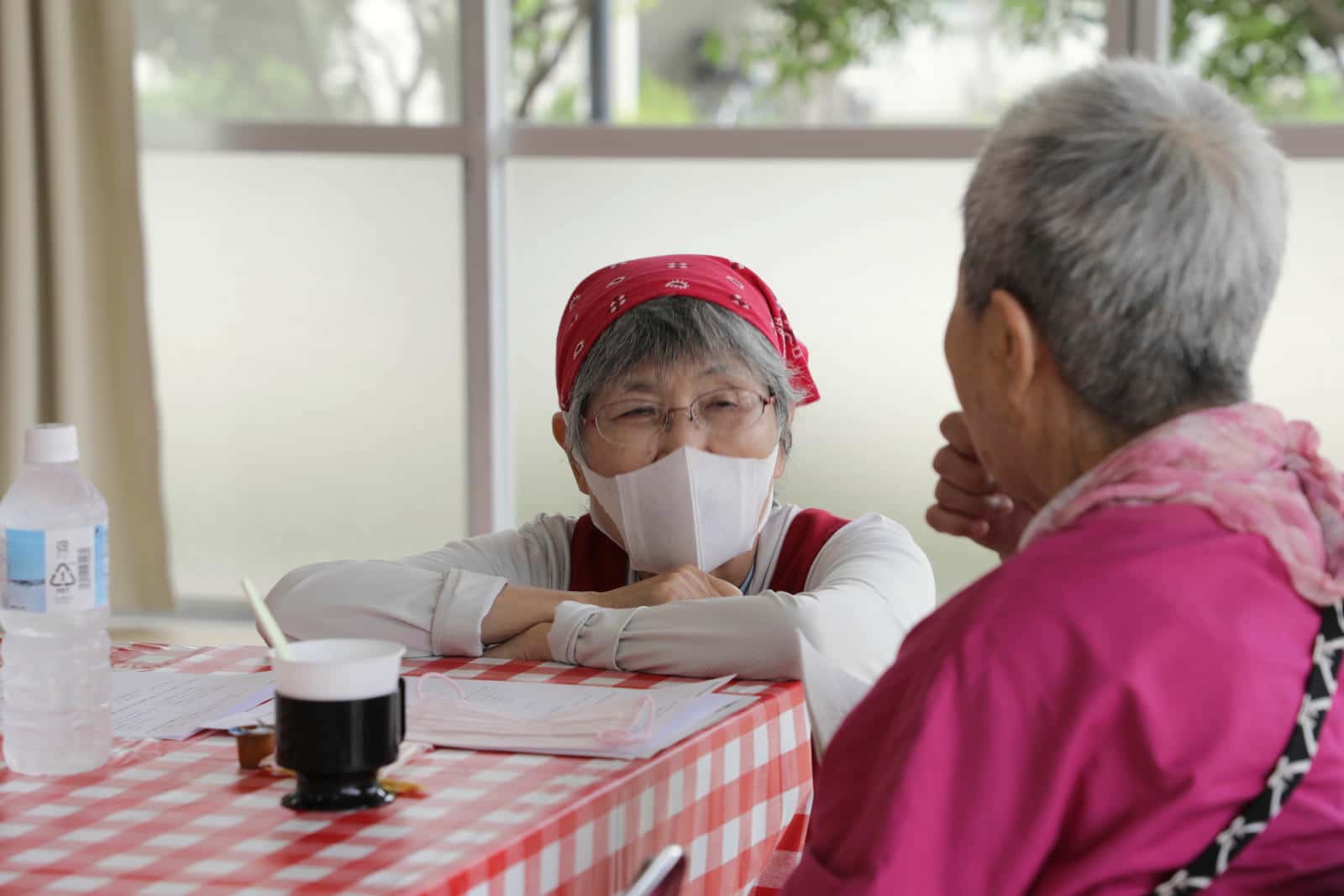 自治会の方と会話を弾ませる女性