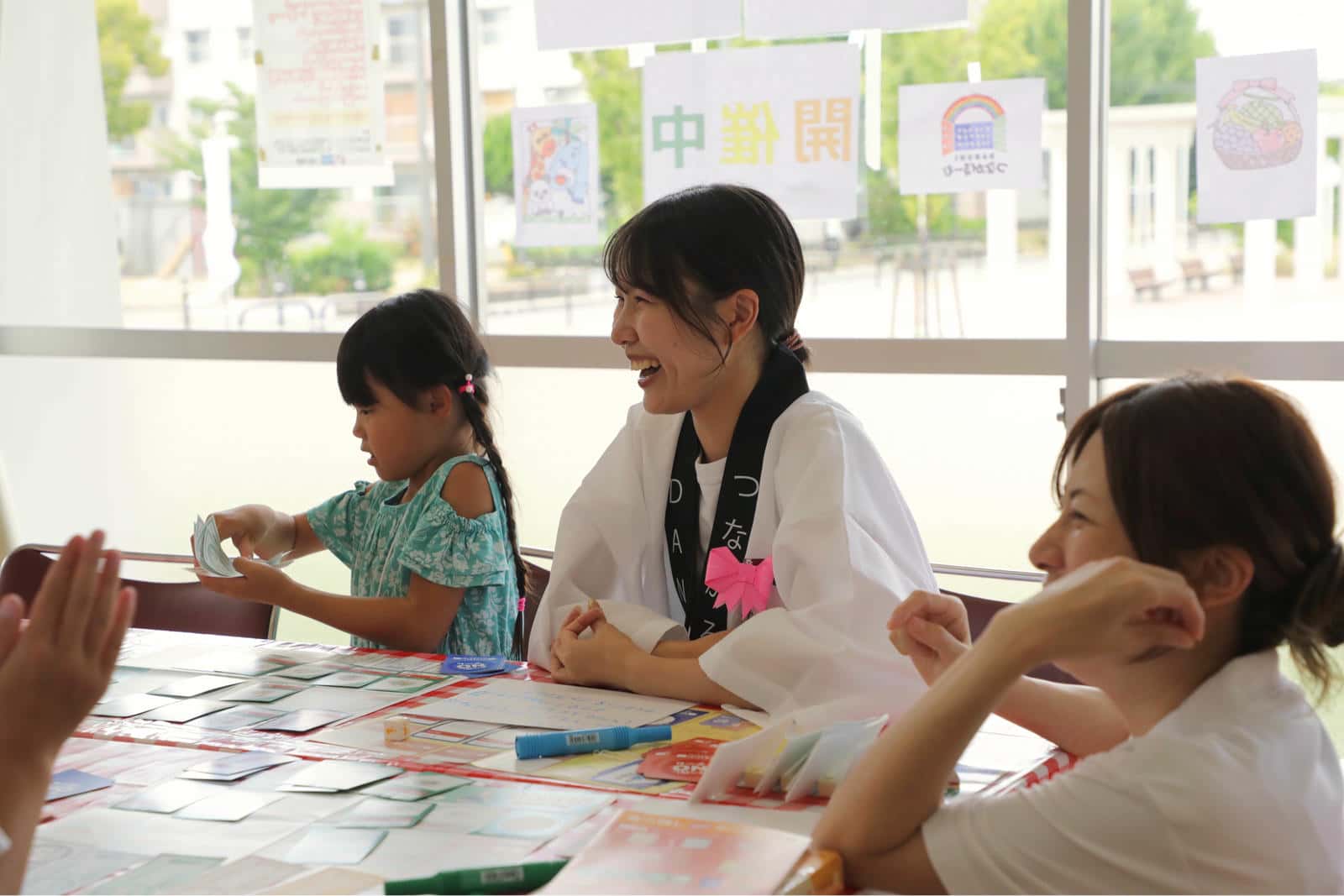 「こどもらうんじ」で遊ぶ大人と子どもたち