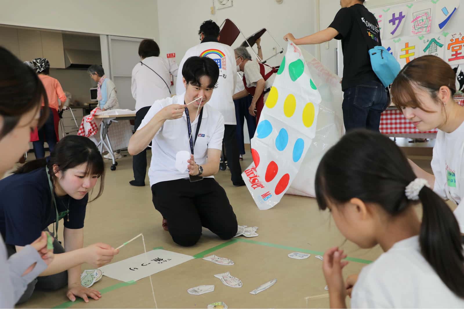 縁日をテーマにしたあそびコーナーで遊ぶ大人と子どもたち
