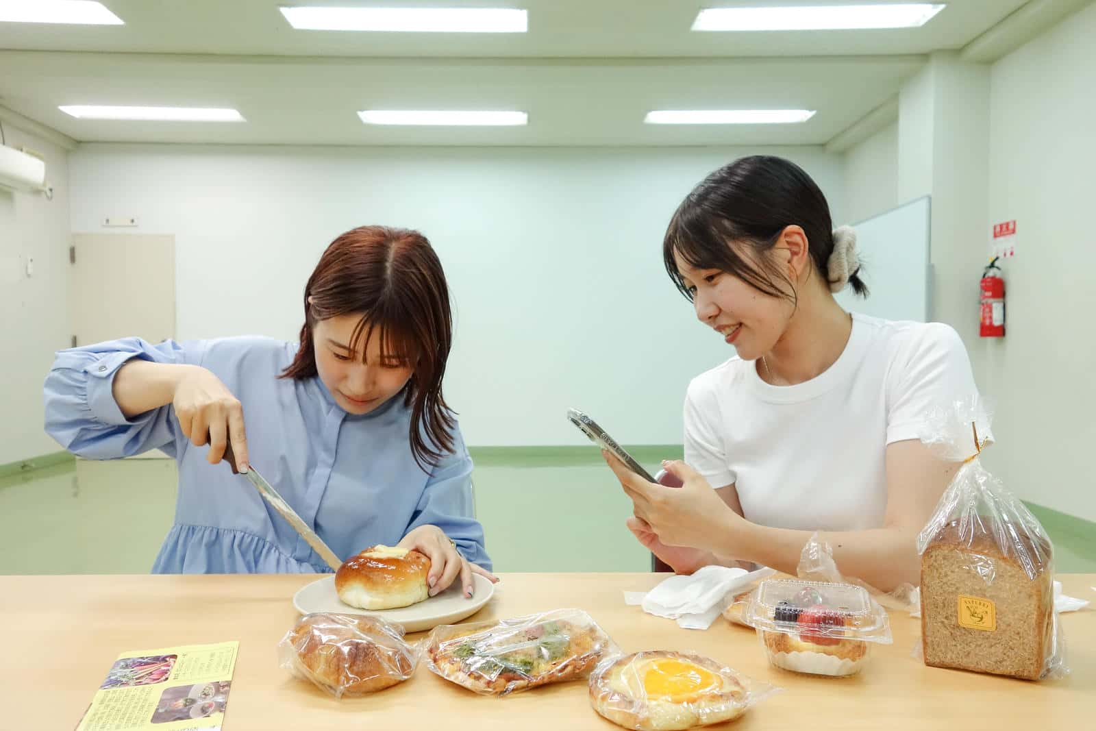 パンを切っていく井之上さん