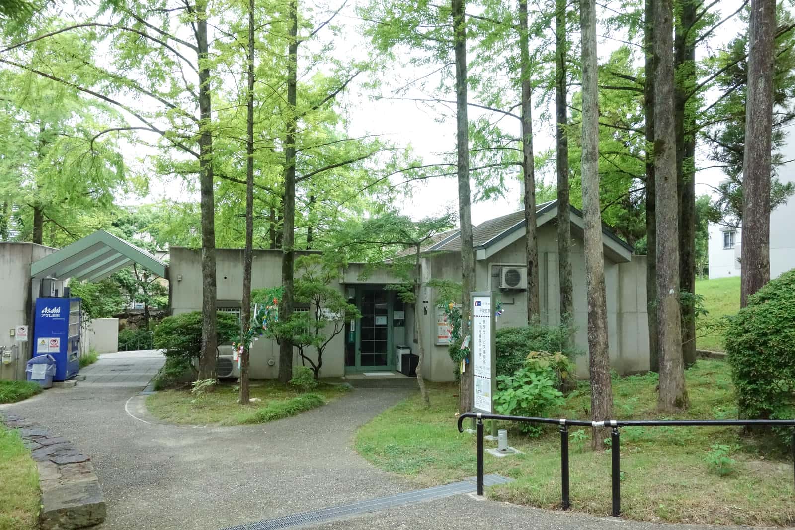 平城右京団地の集会所の入口
