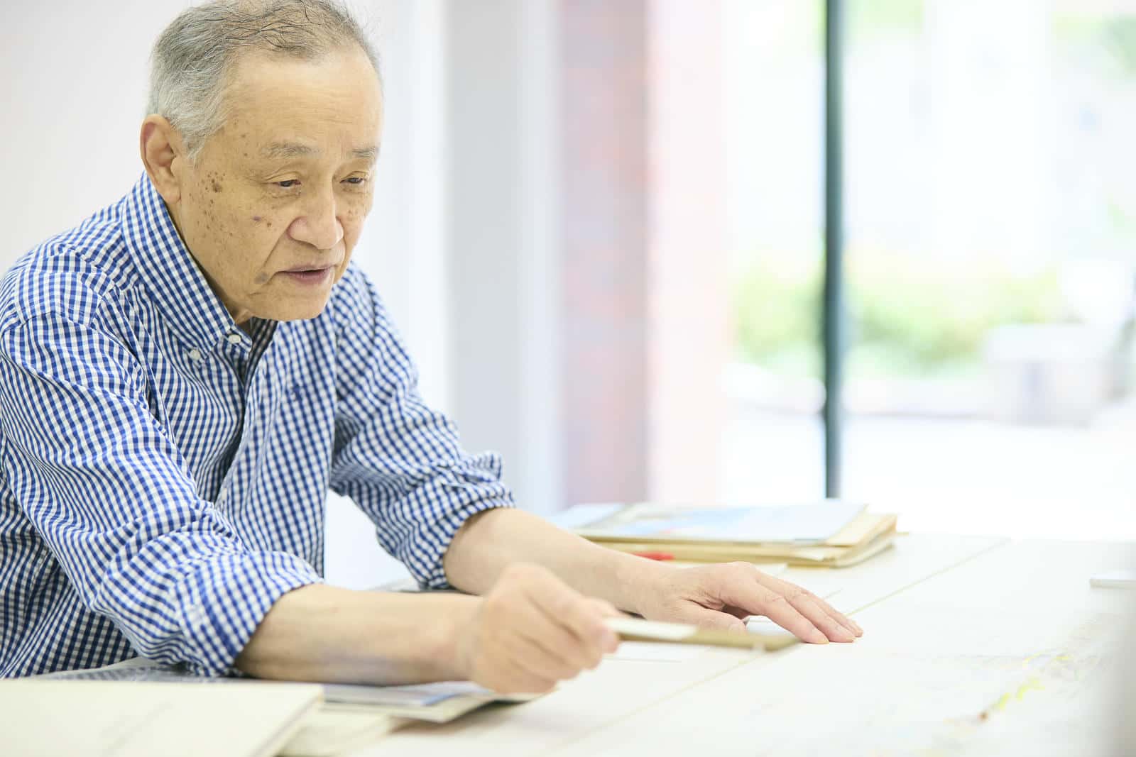 記念資料を見ながら話す千葉さん