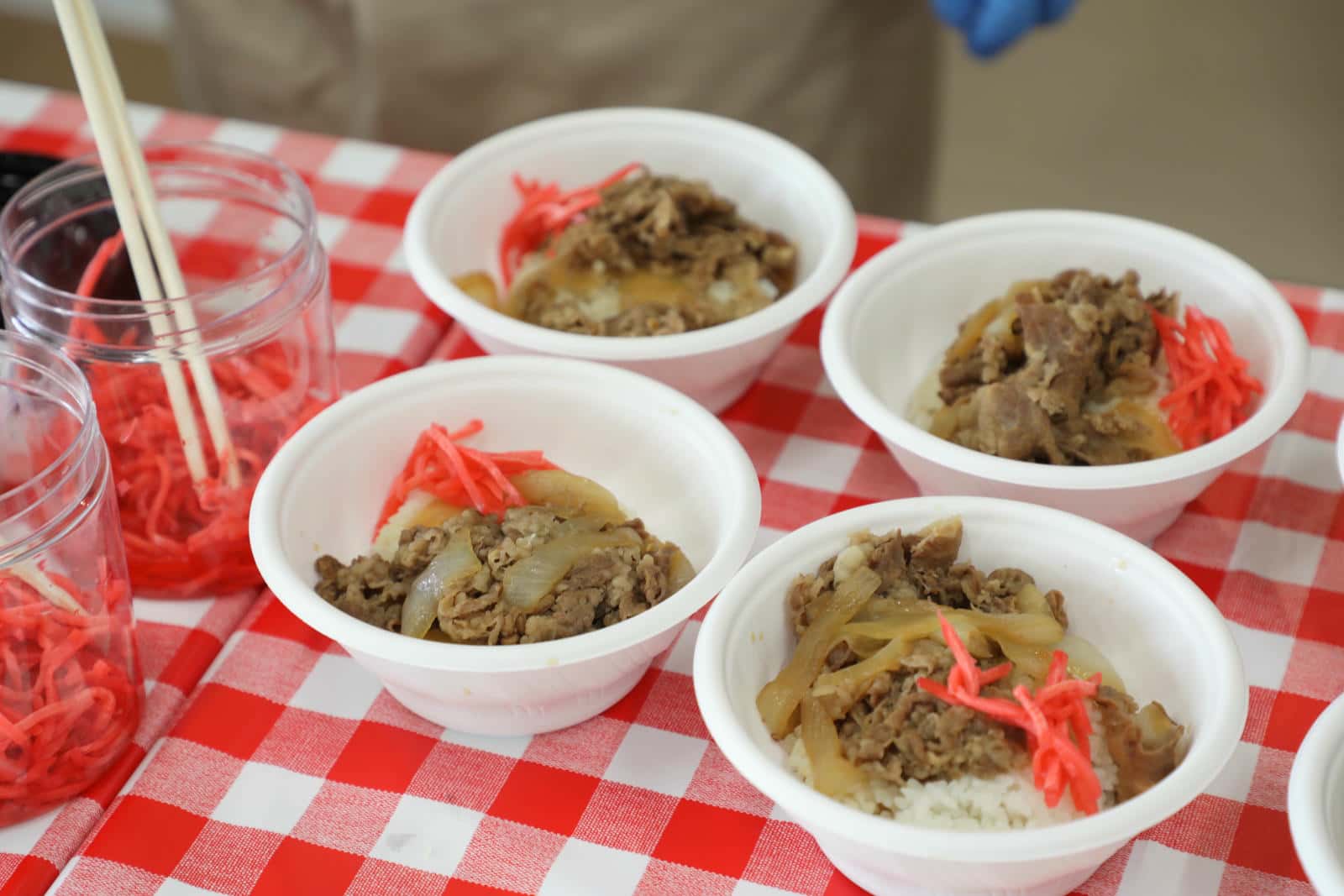 テーブルにならべられた牛丼