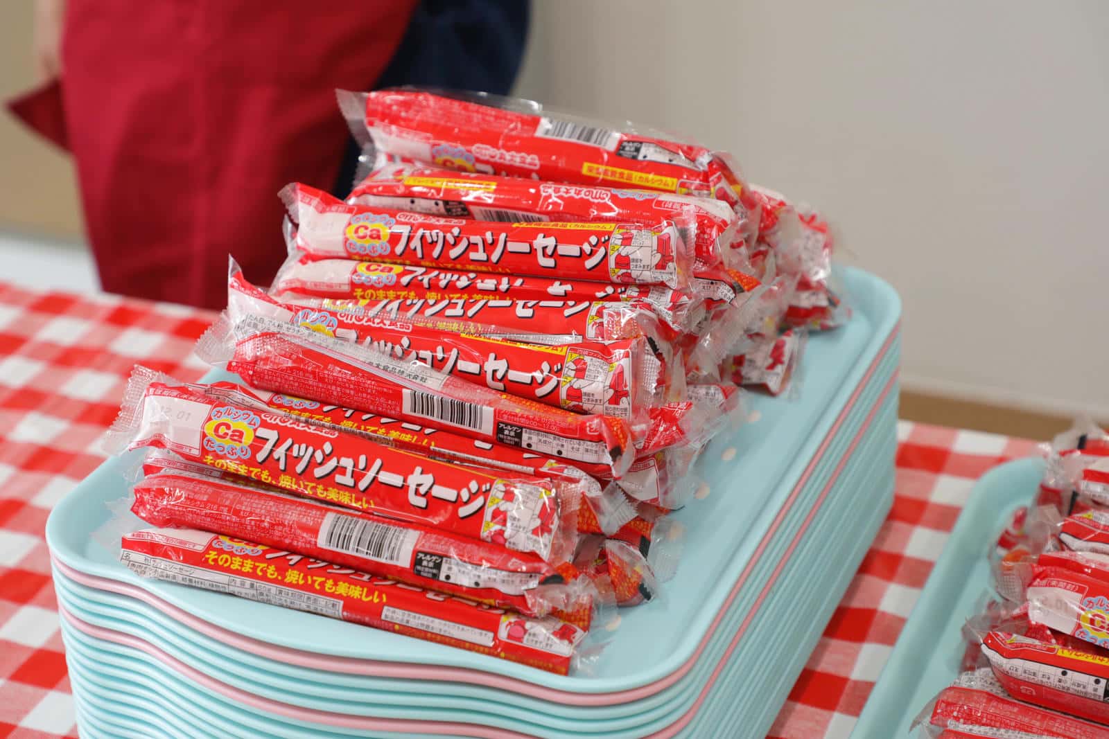 トレーに積まれたフィッシュソーセージ