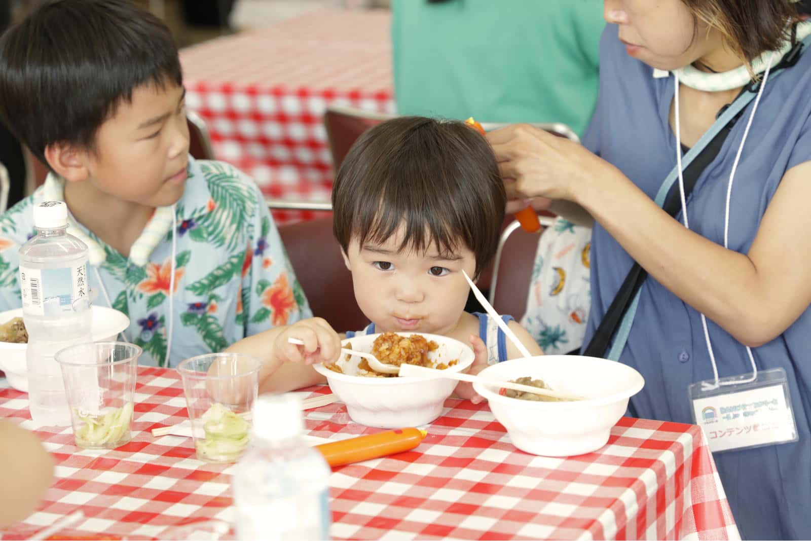 ハヤシライスをほおばる男の子