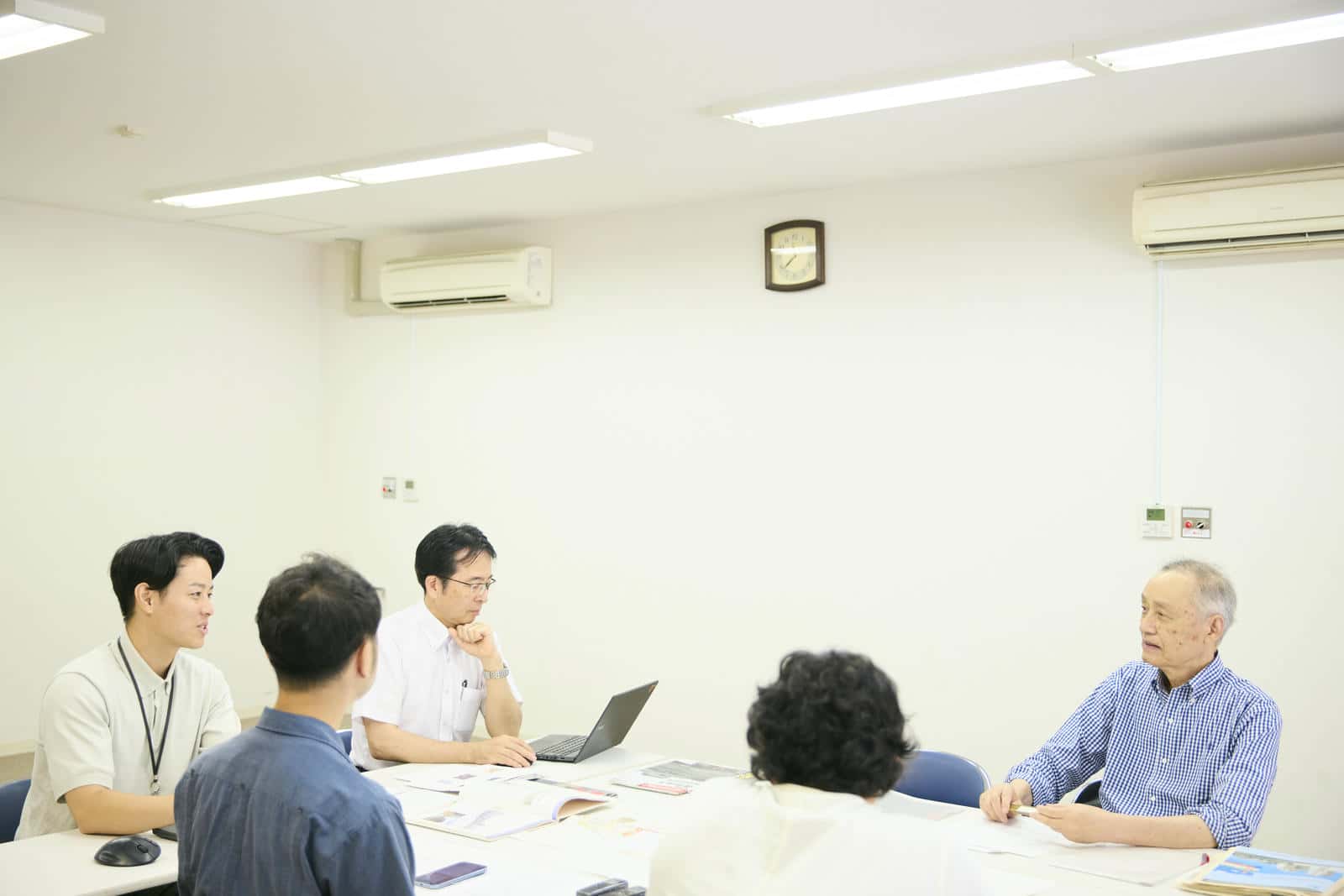 取材に同席した石川さん、田邉さんと話をする千葉さん