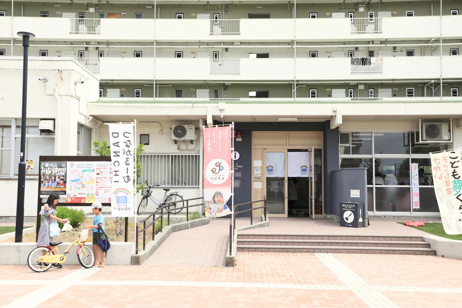 白鷺団地の集会所の外観