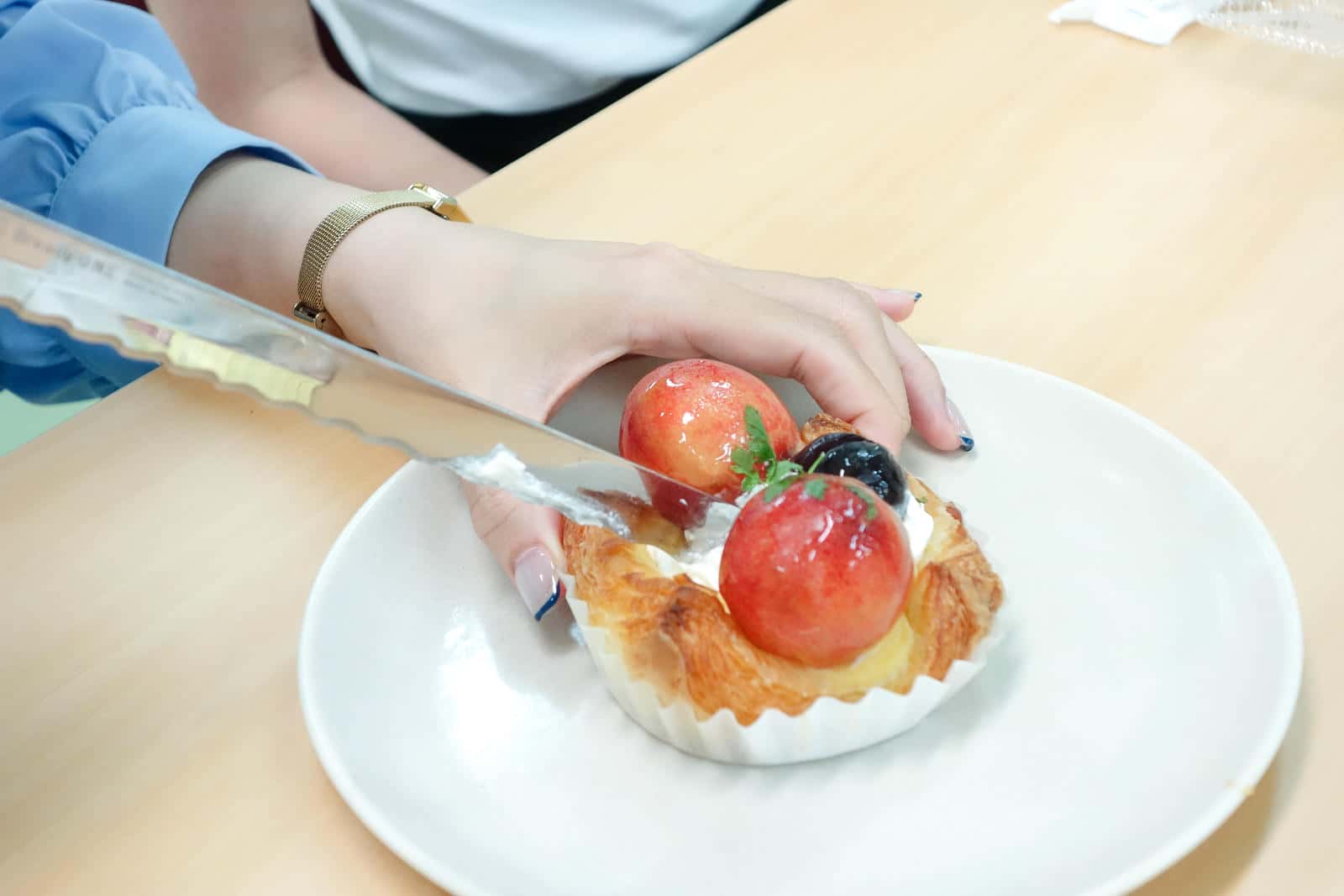 切り分けられているフルーツデニッシュパン