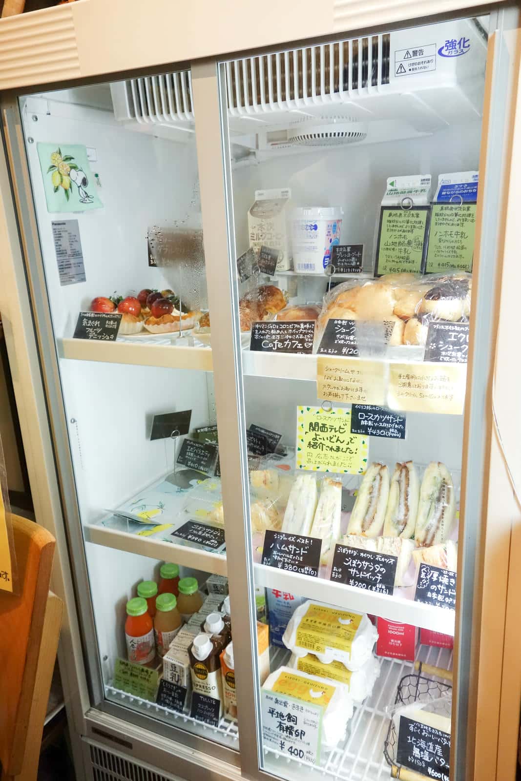 店内にあるショーケースの中に並んでいる商品