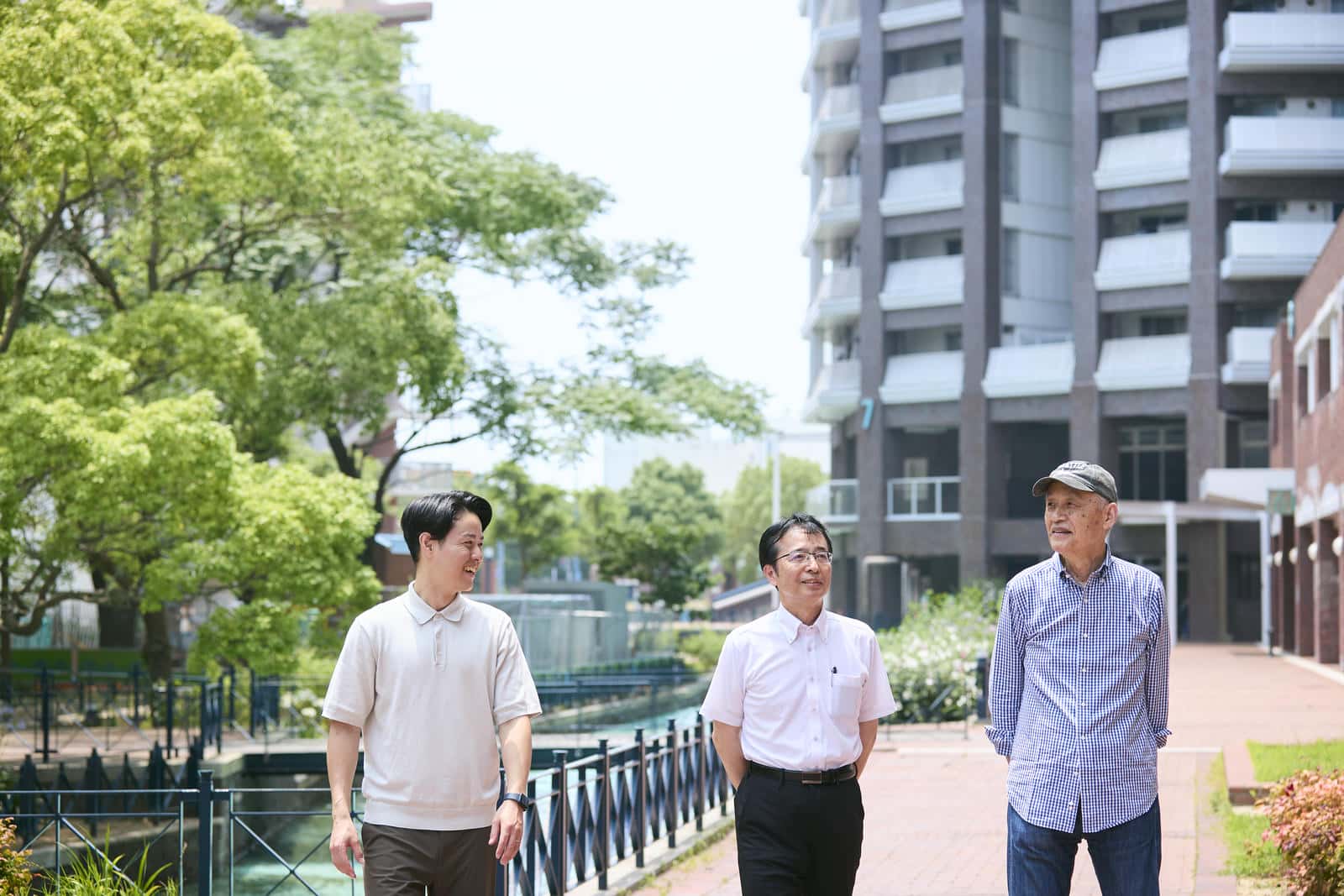 キャナルタウンの遊歩道を歩く石川さん、田邊さん、千葉さん