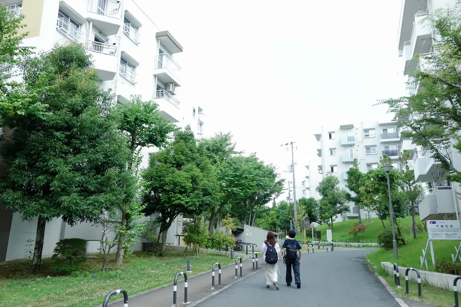 平城右京団地を歩く2人