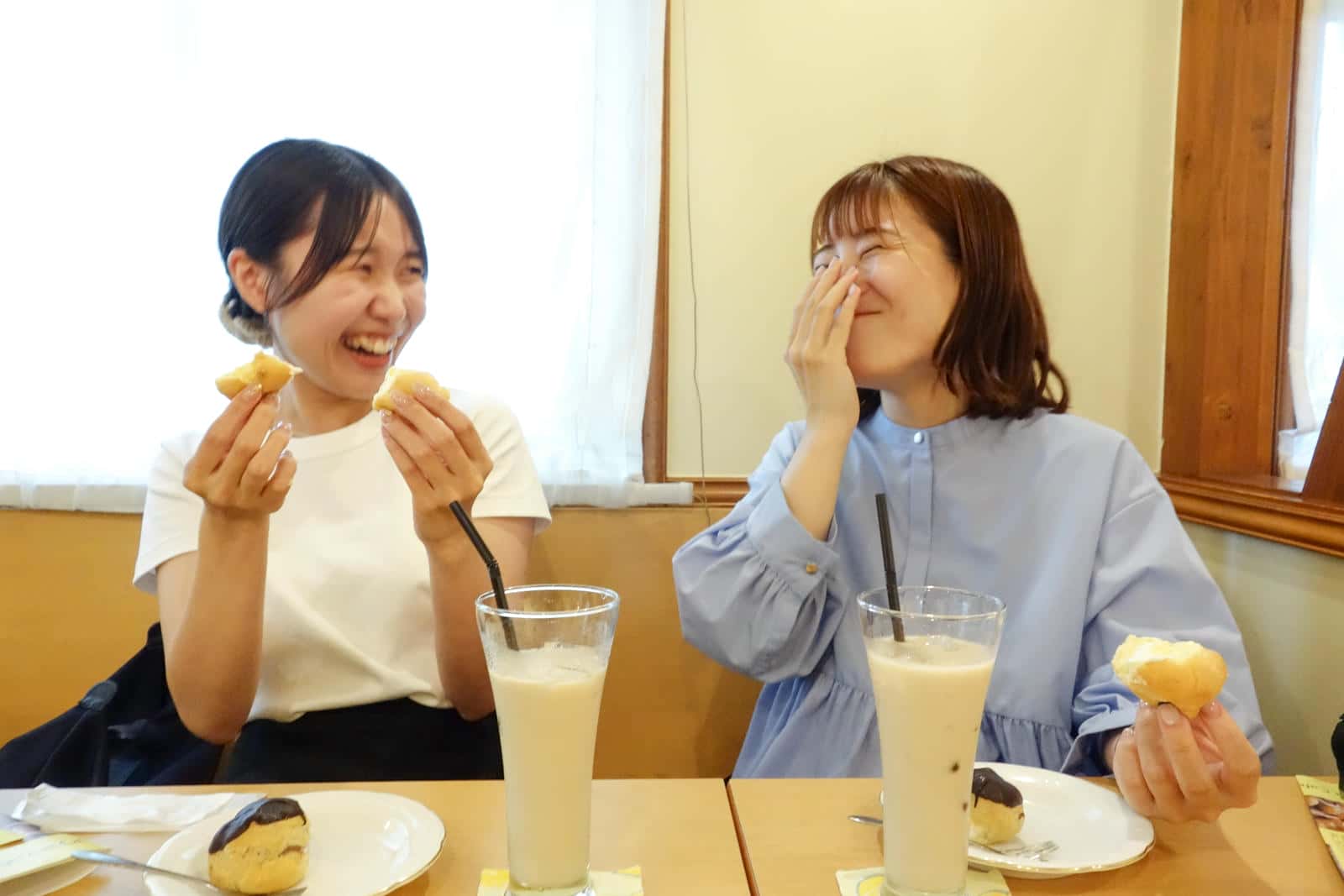 パンを食べながら笑顔を見せる2人