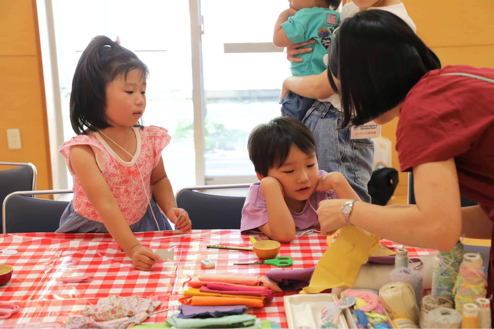 子どもに教えている相﨑さん