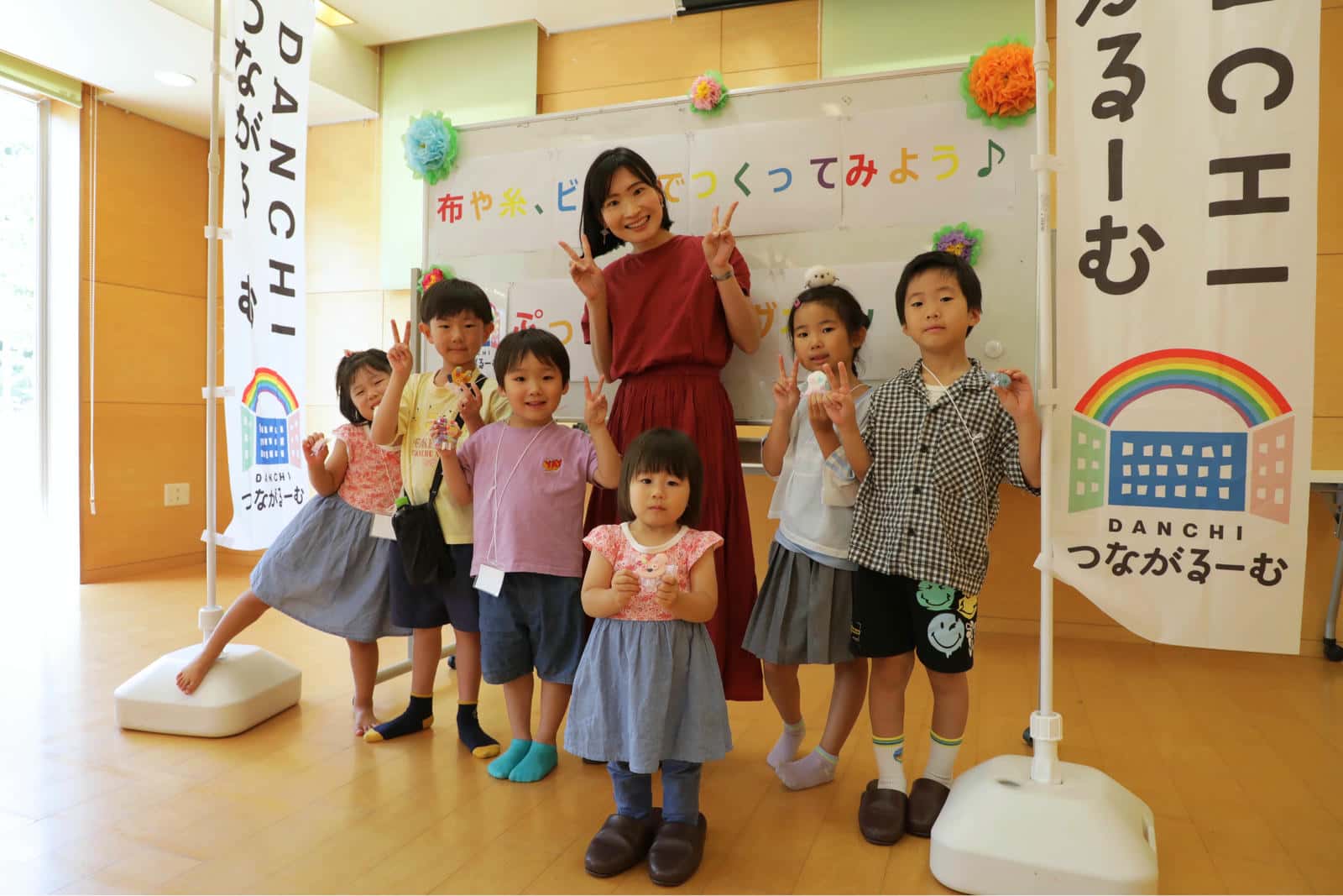 ワークショップに参加した子どもたちと相﨑さん