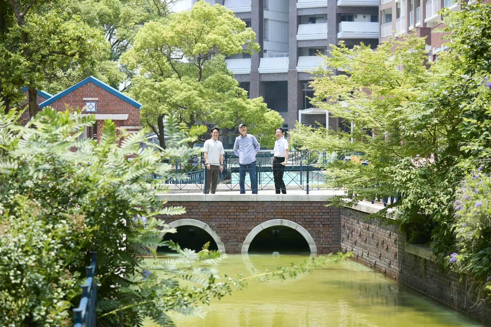 遊歩道の橋で街を眺める石川さん、田邊さん、千葉さん