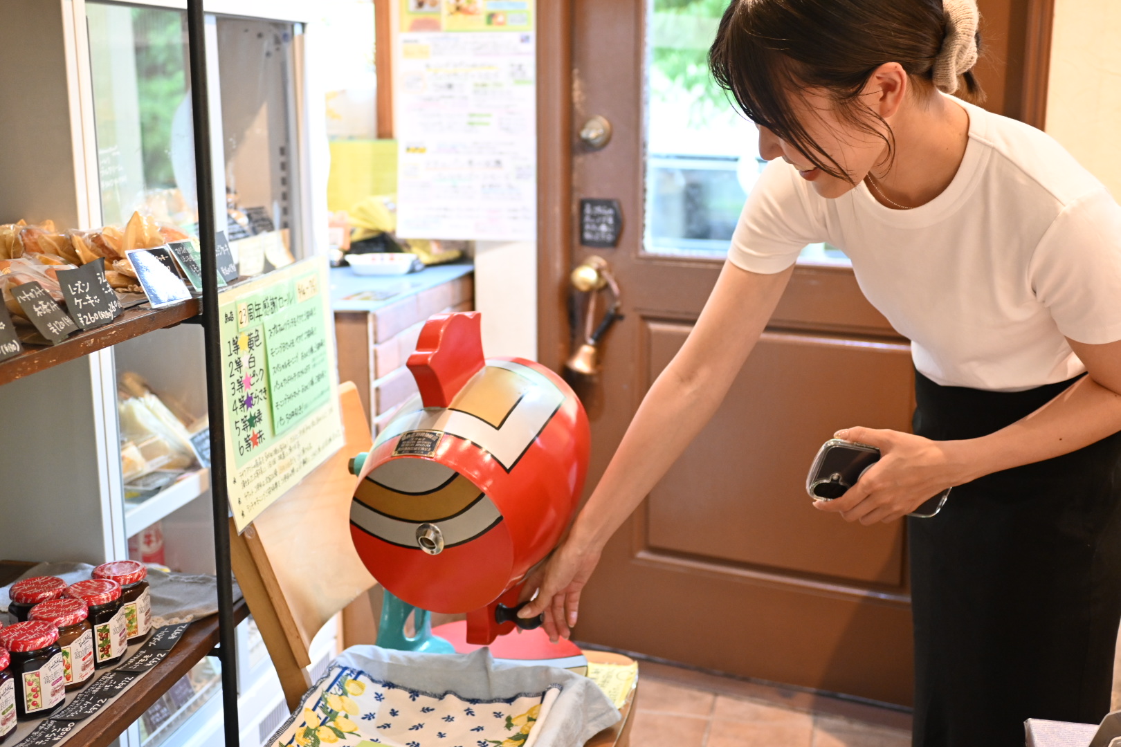 おみくじをひく門口さん