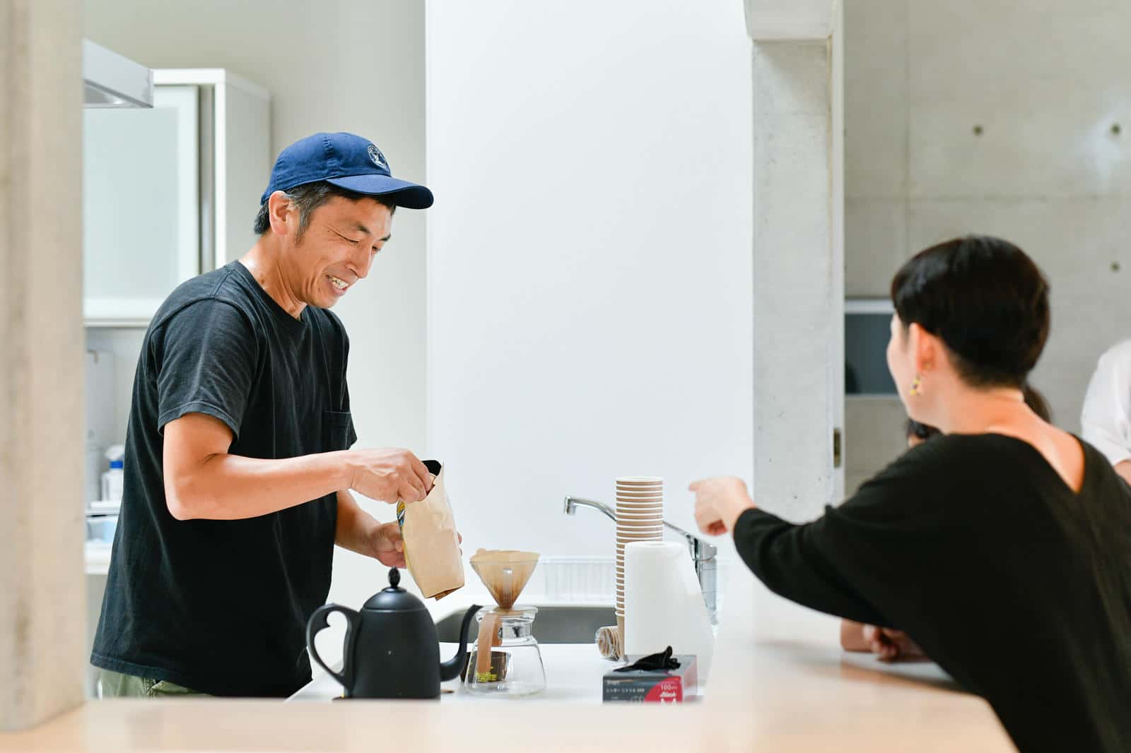 集会所で語り合う住人の方たち