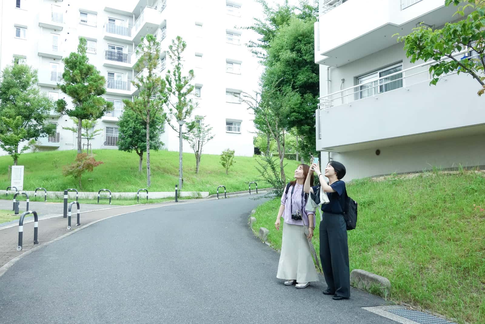 平城右京団地の写真を撮る2人