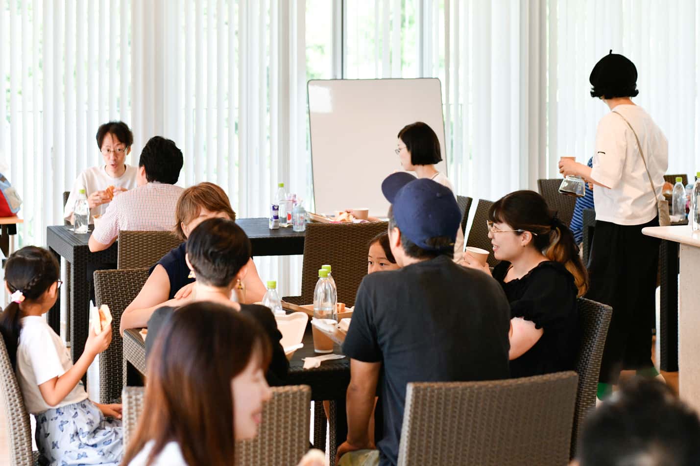 集会所で談笑する住人の方たち