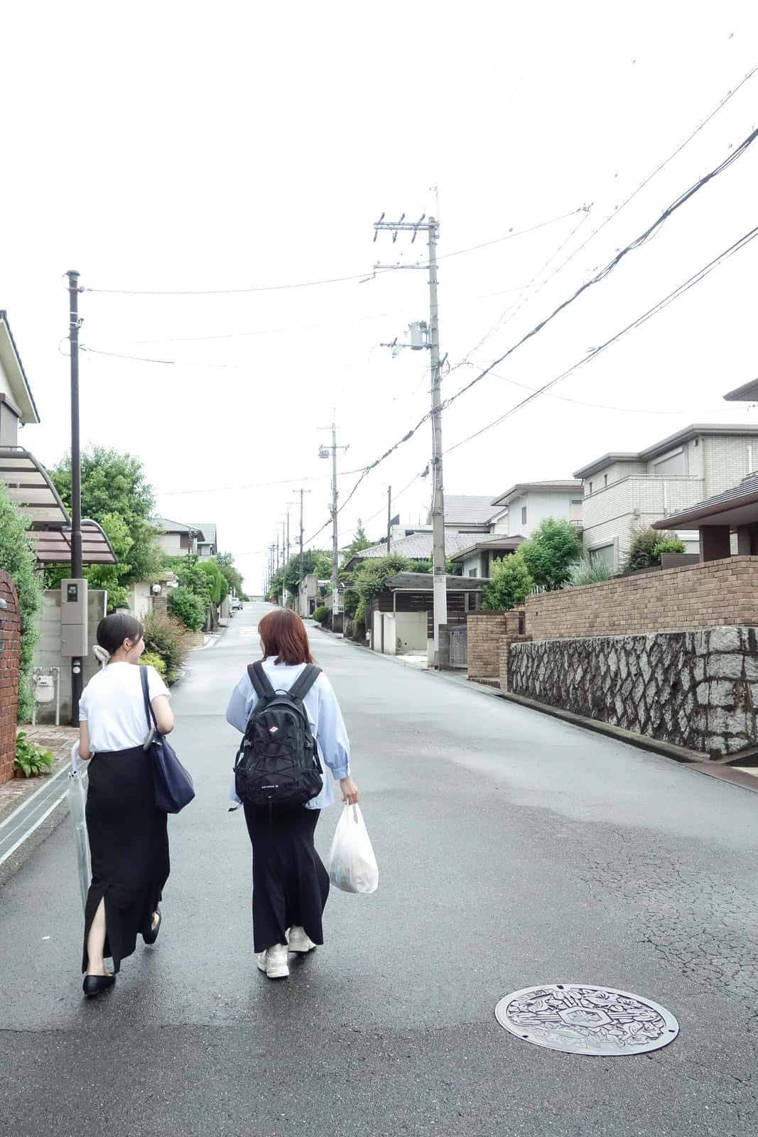 団地に向かう2人