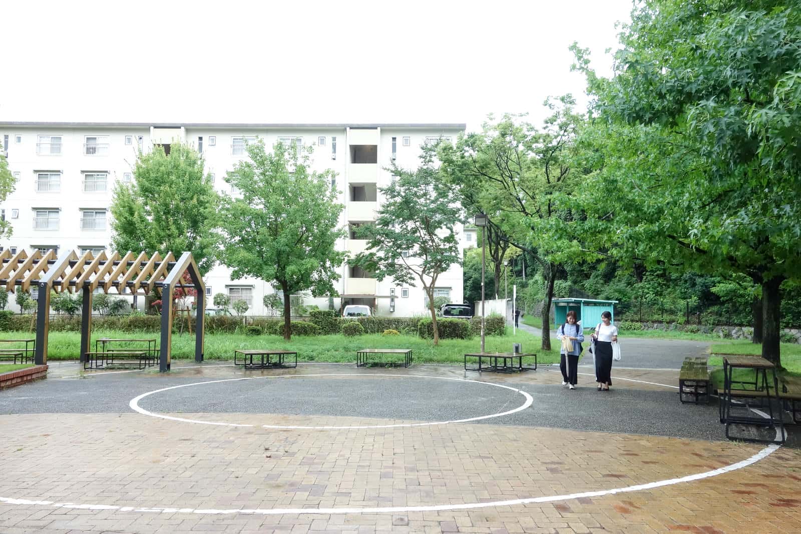 泉北茶山台二丁団地にある公園を歩く2人