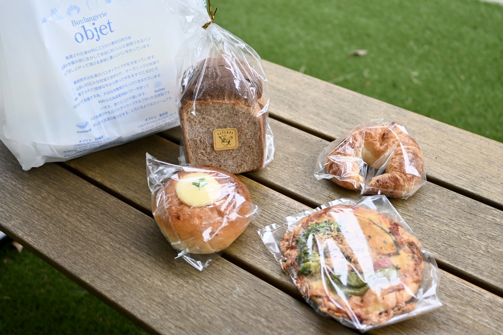 公園のベンチに並べられたパン