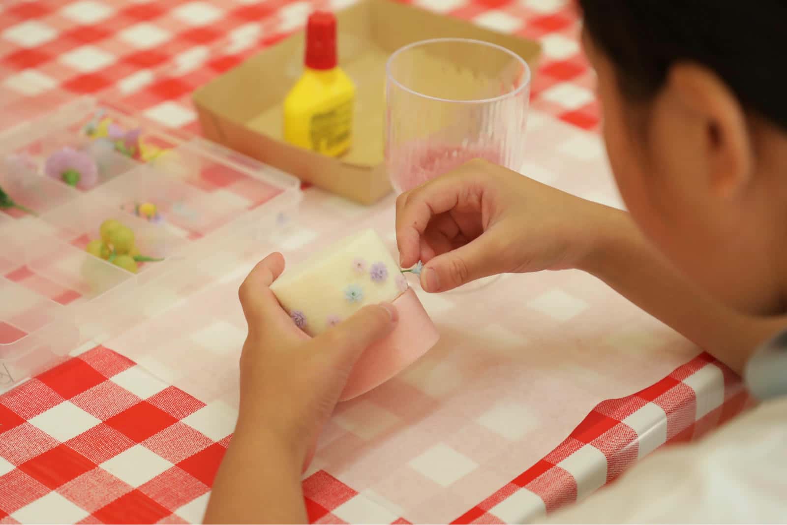 お花パフェを作る子ども
