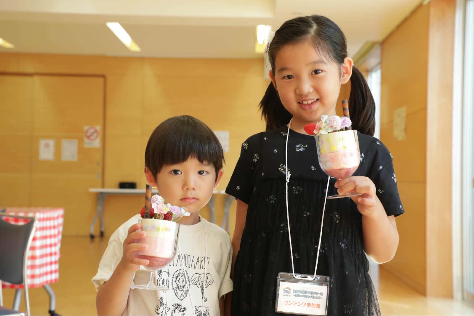 完成したお花パフェを見せる子どもたち