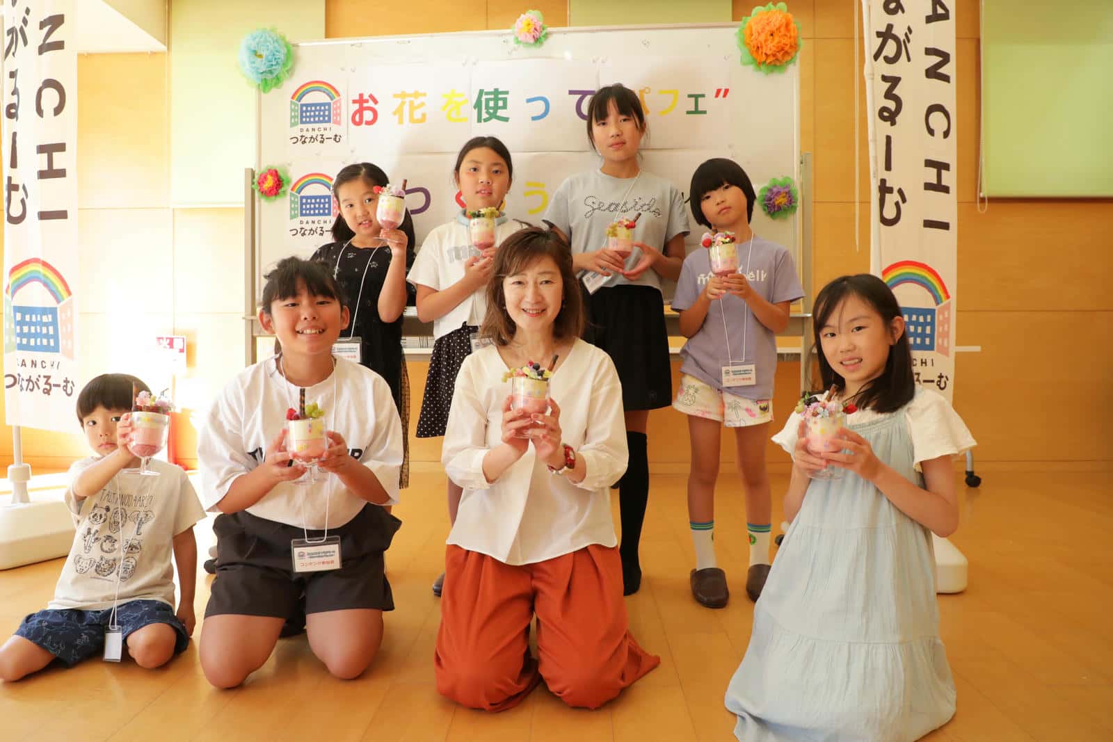 ワークショップに参加した子どもたちと杉野さん