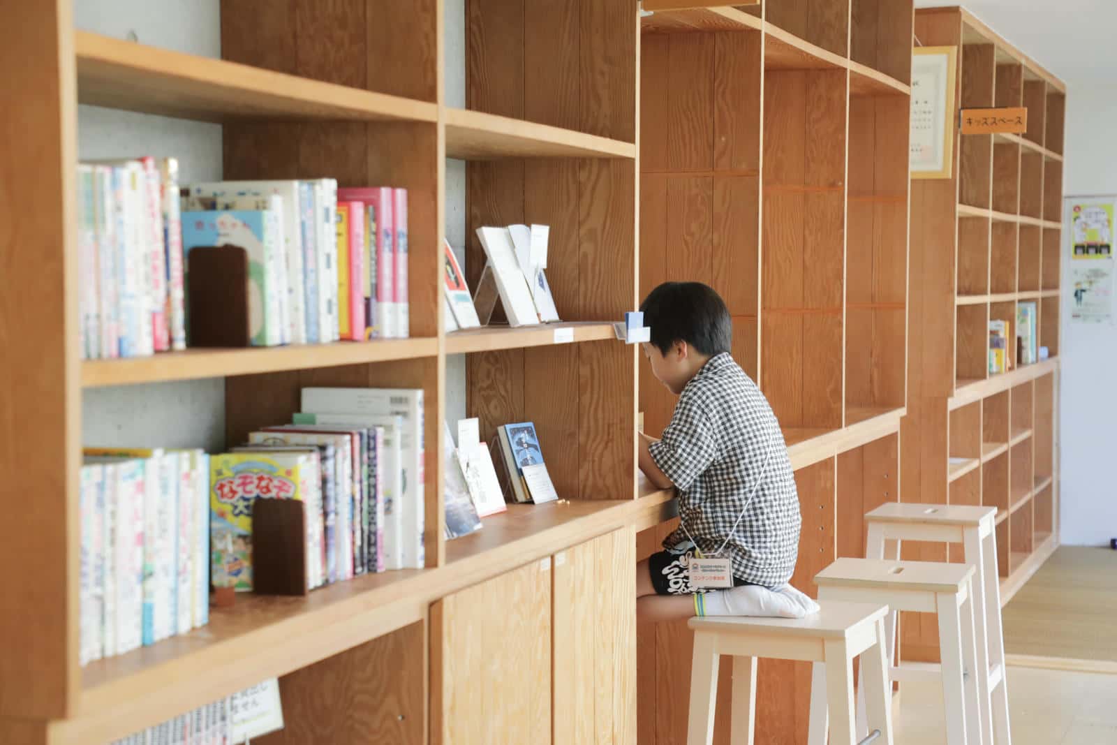 シャレール東豊中の集会所で絵本を読む男の子