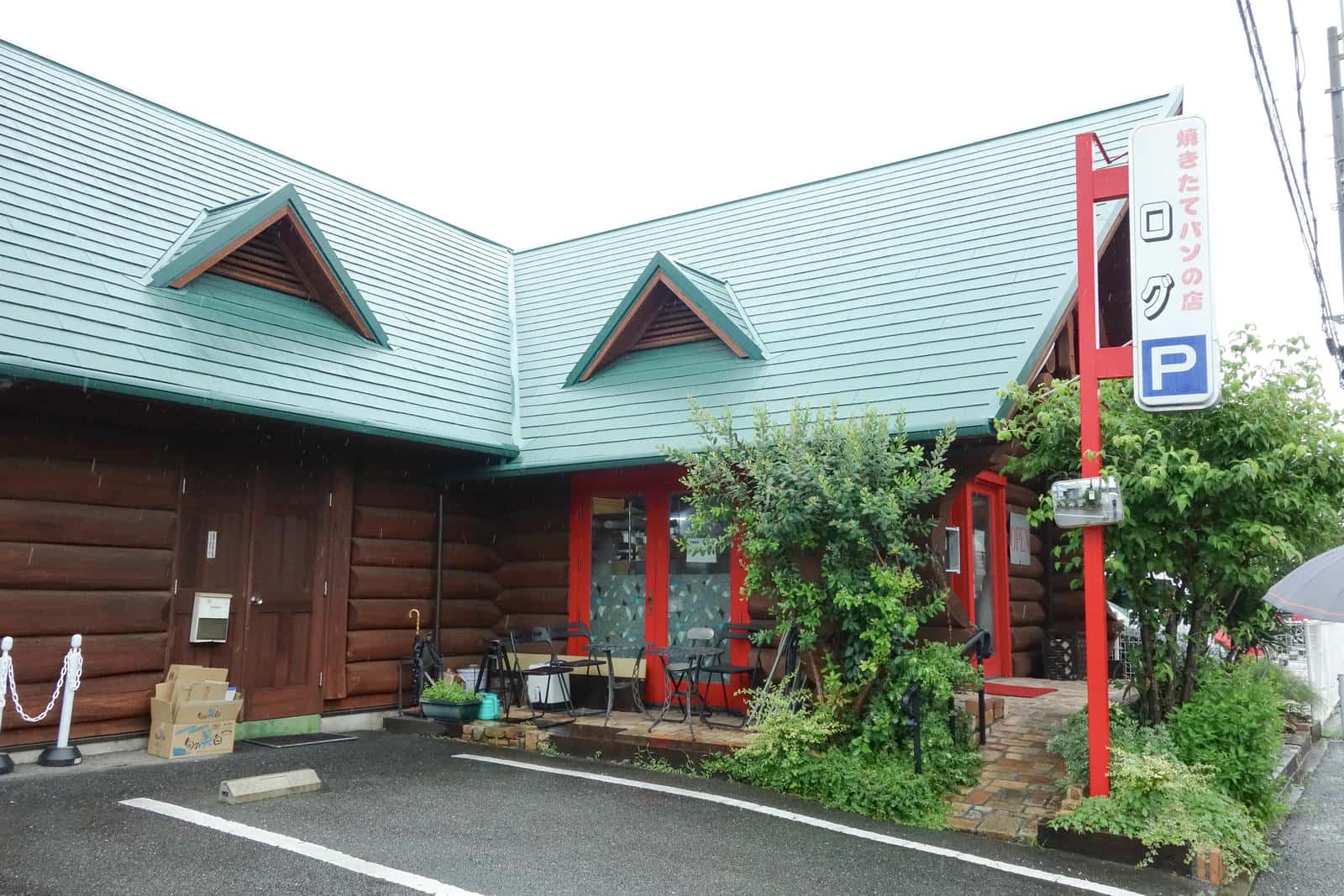 ログ店舗の入口外観