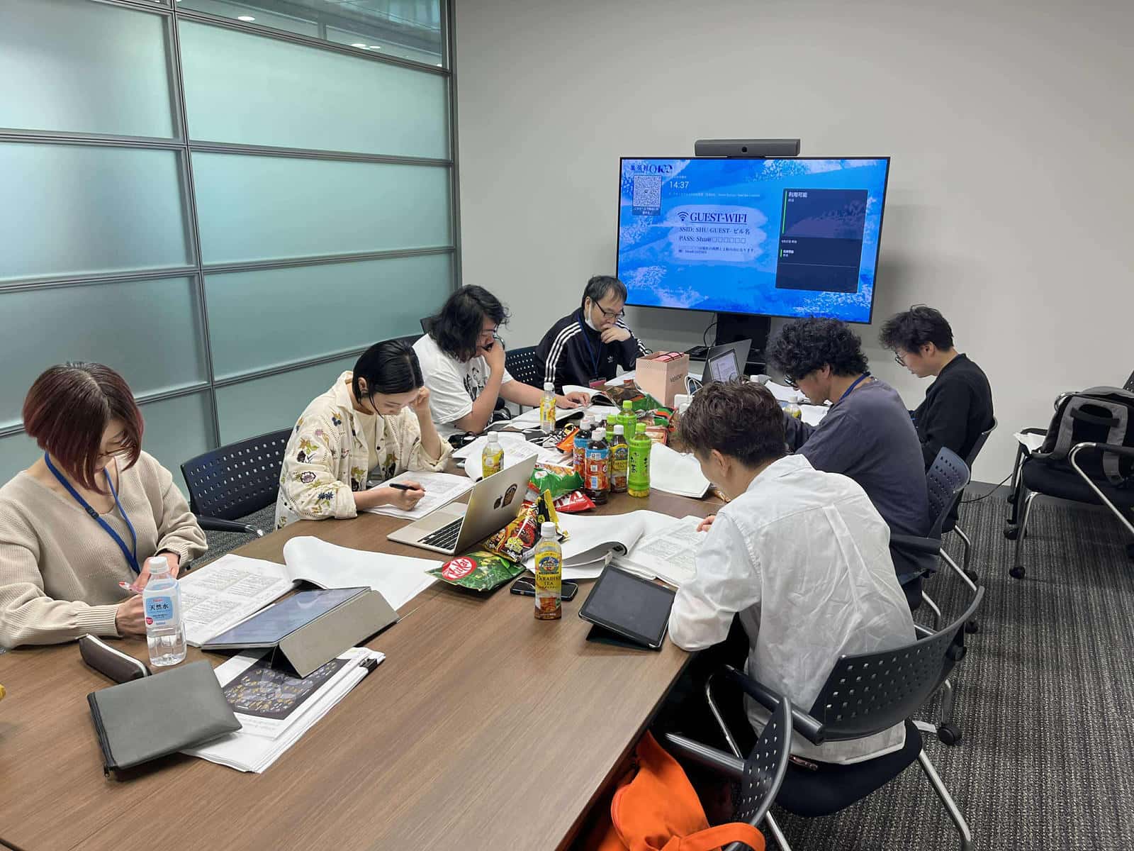 校正作業をする人たち