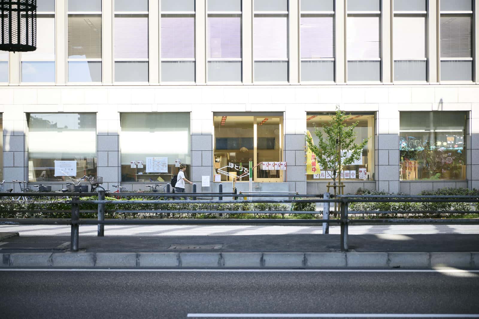 ほとりでの外観を道路側から見たところ