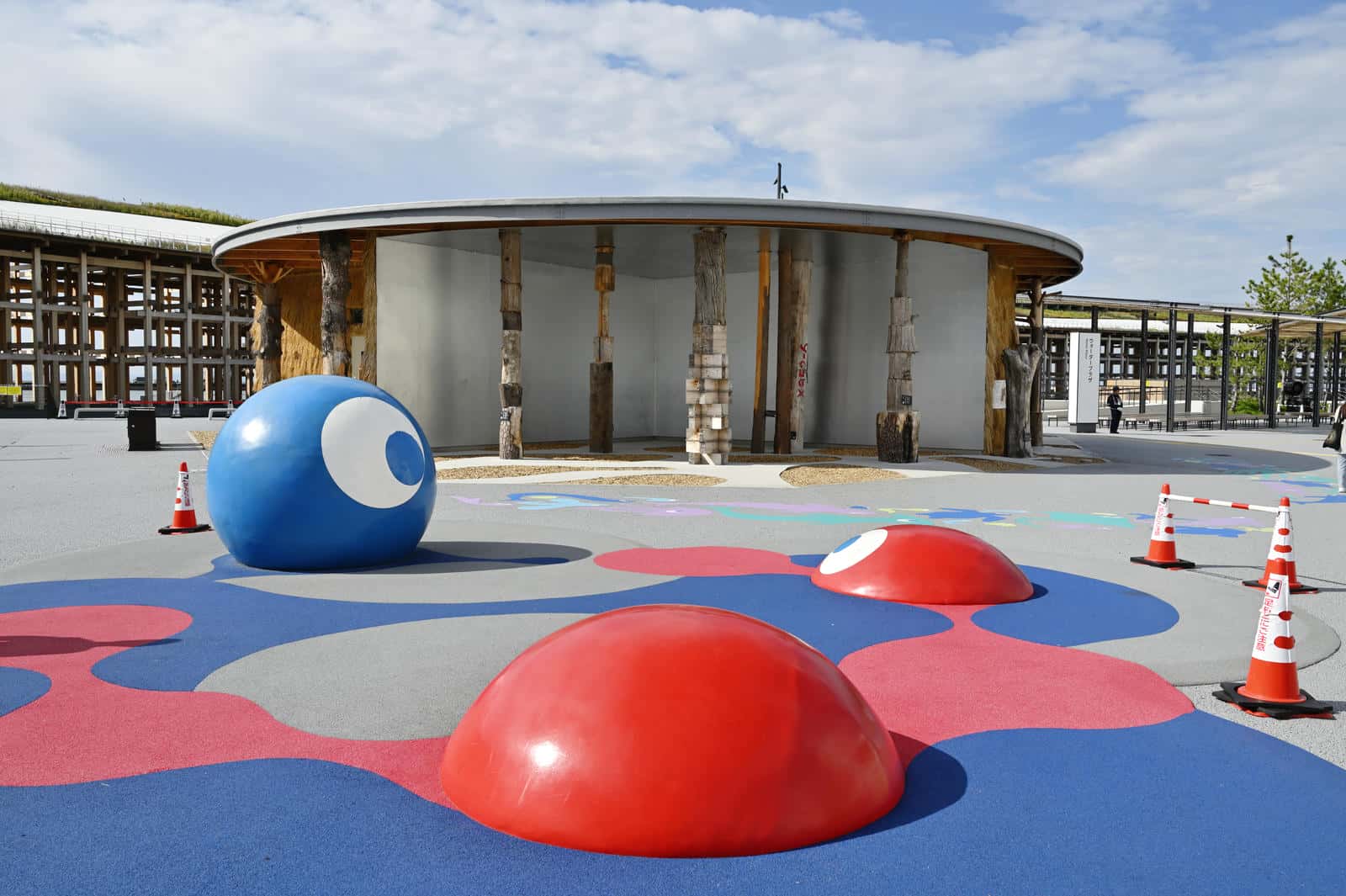 大阪・関西万博に設置された設置された公共施設、サテライトスタジオ東と地面に施されたミャクミャク