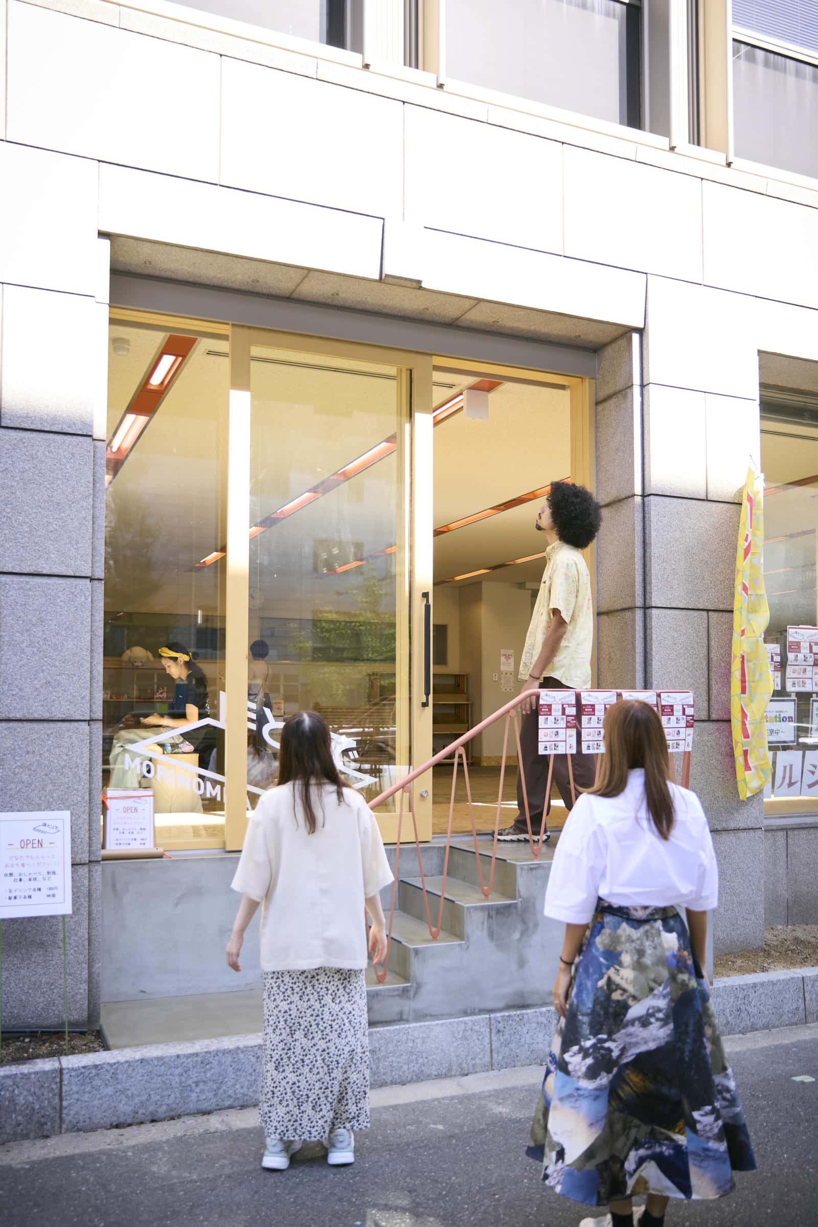 「ほとりで」入口に立つ3人