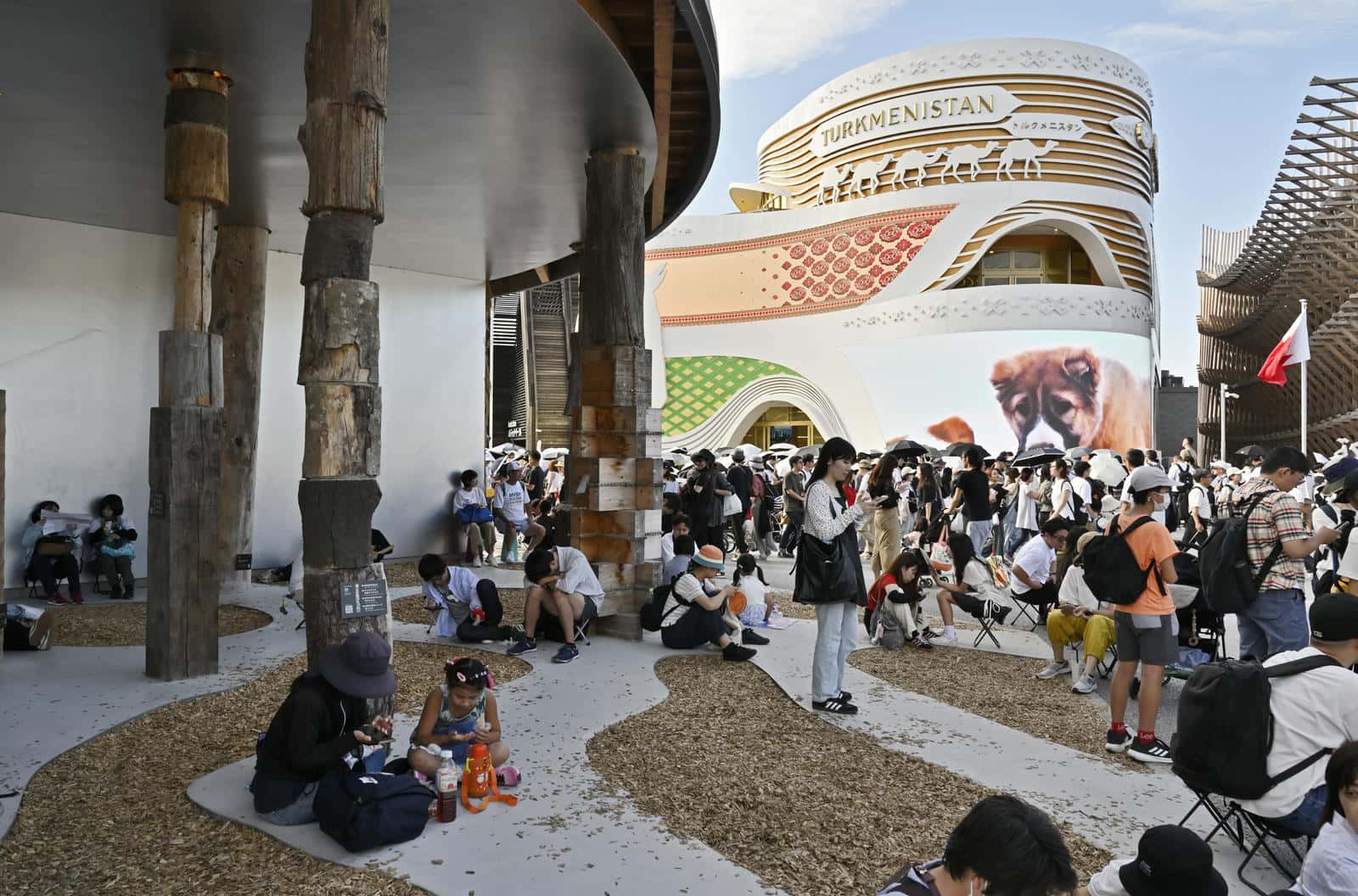 大阪・関西万博に設置された設置された公共施設、サテライトスタジオ東の軒下の様子