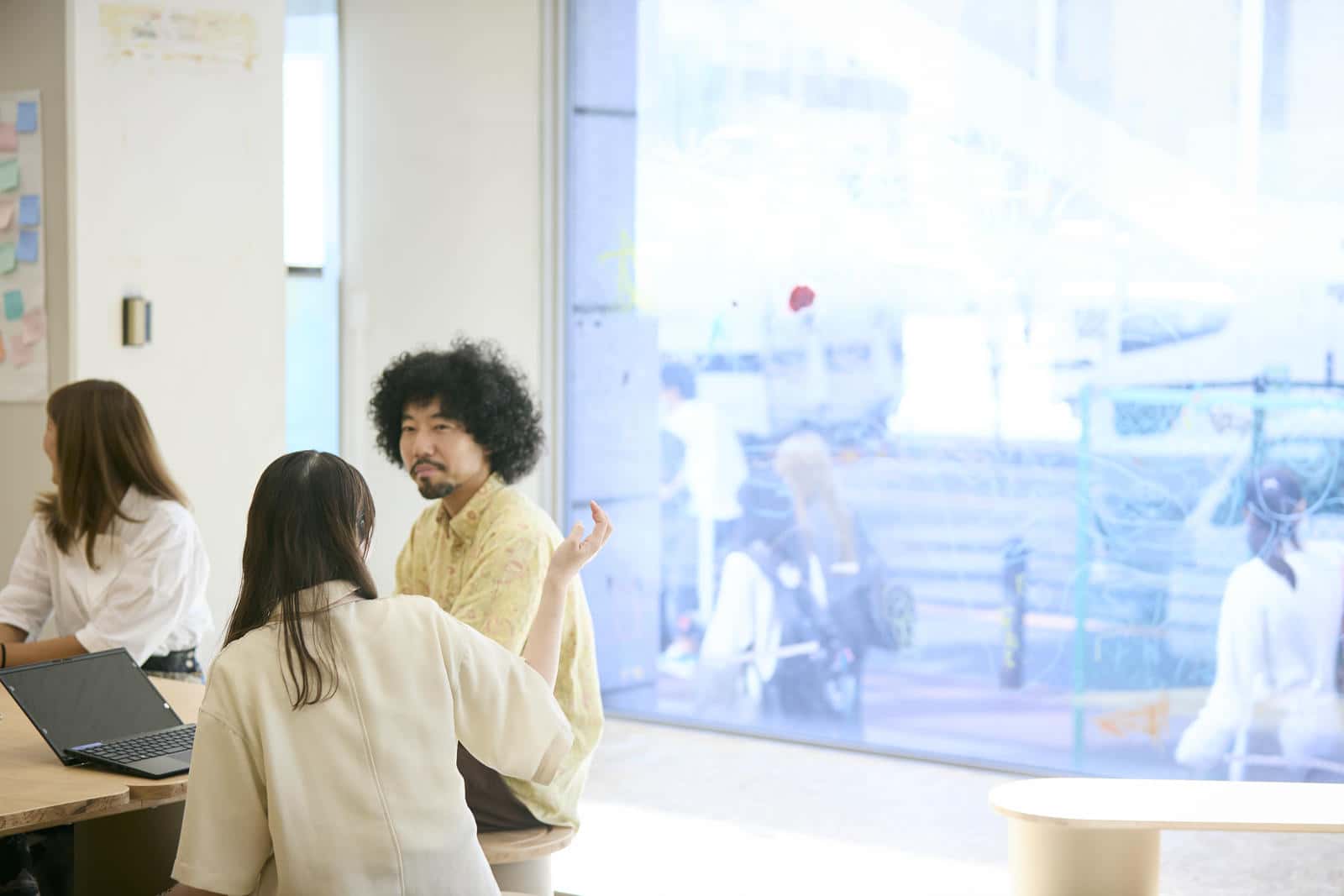 「ほとりで」から見える道路を歩く学生たち