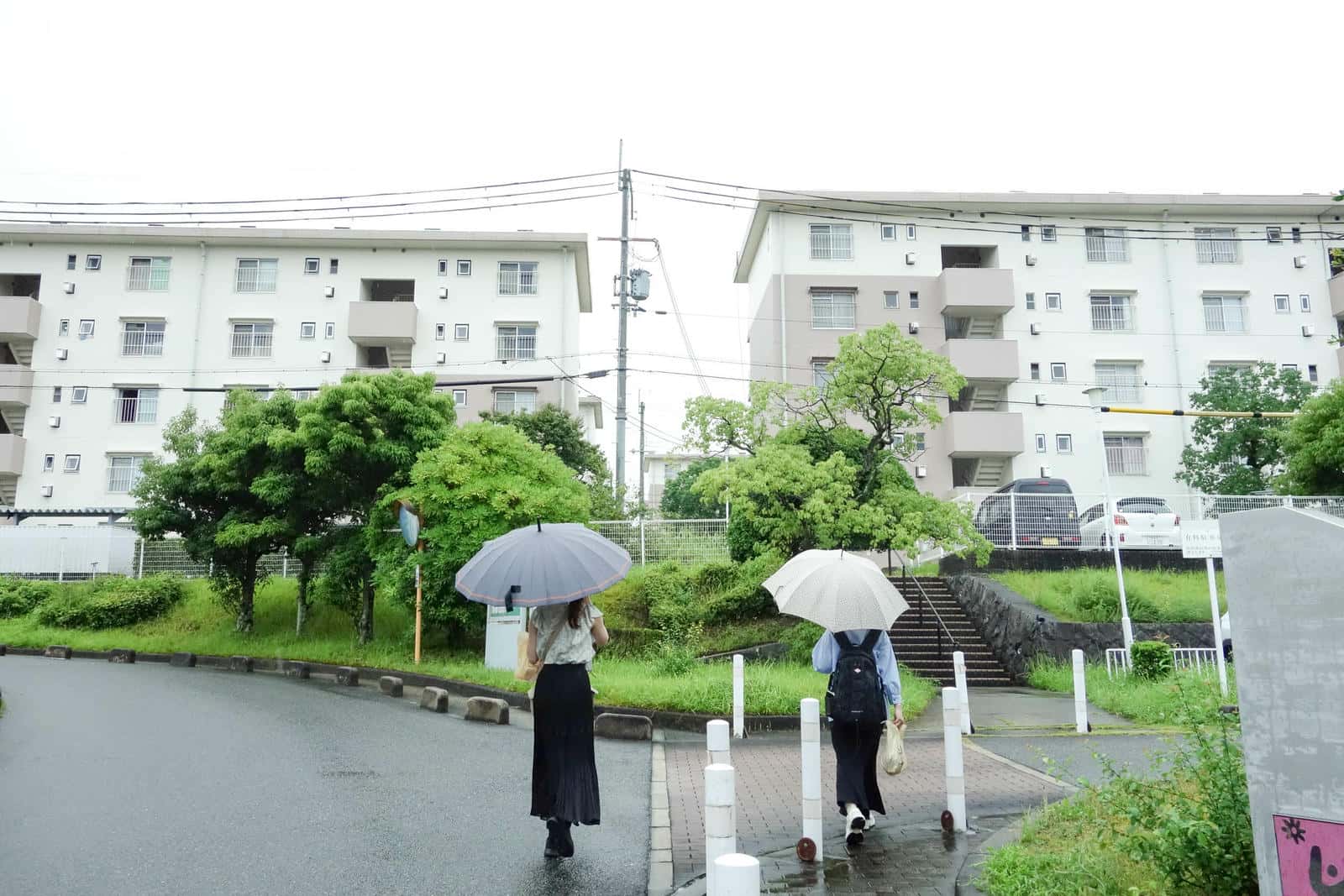 光明台団地を歩く2人