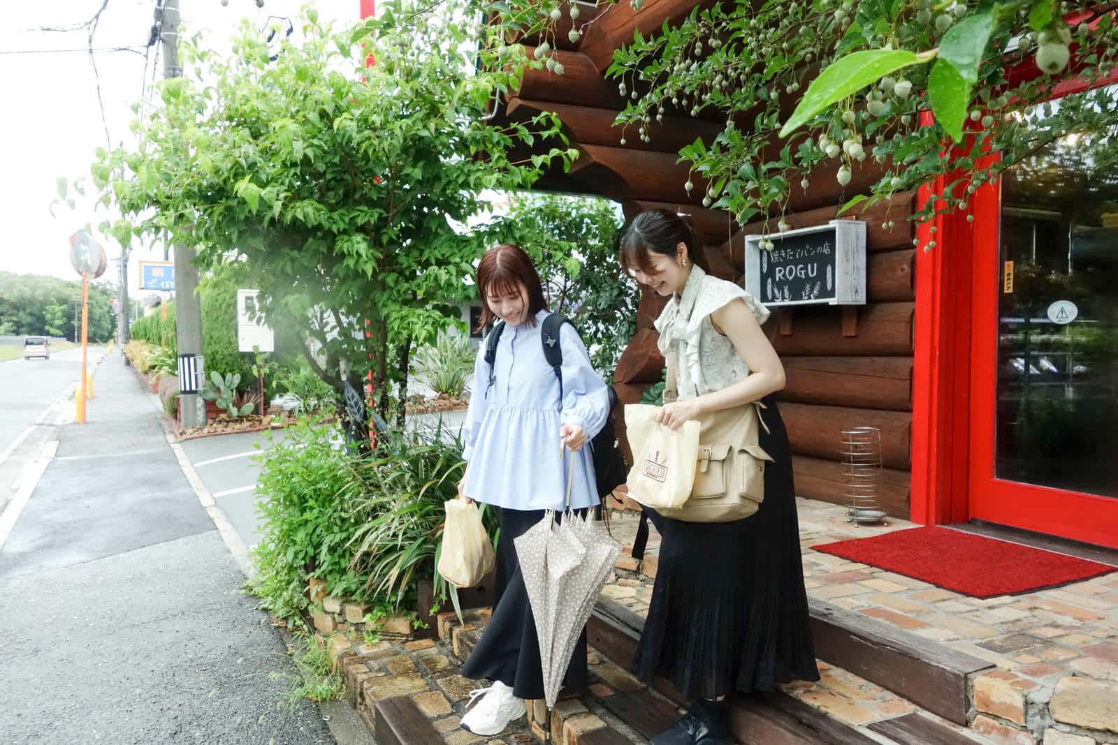 お店から出てくる2人