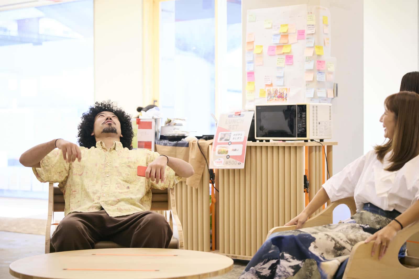 「ほとりで」にあるロッキングチェアに座る勝亦さん