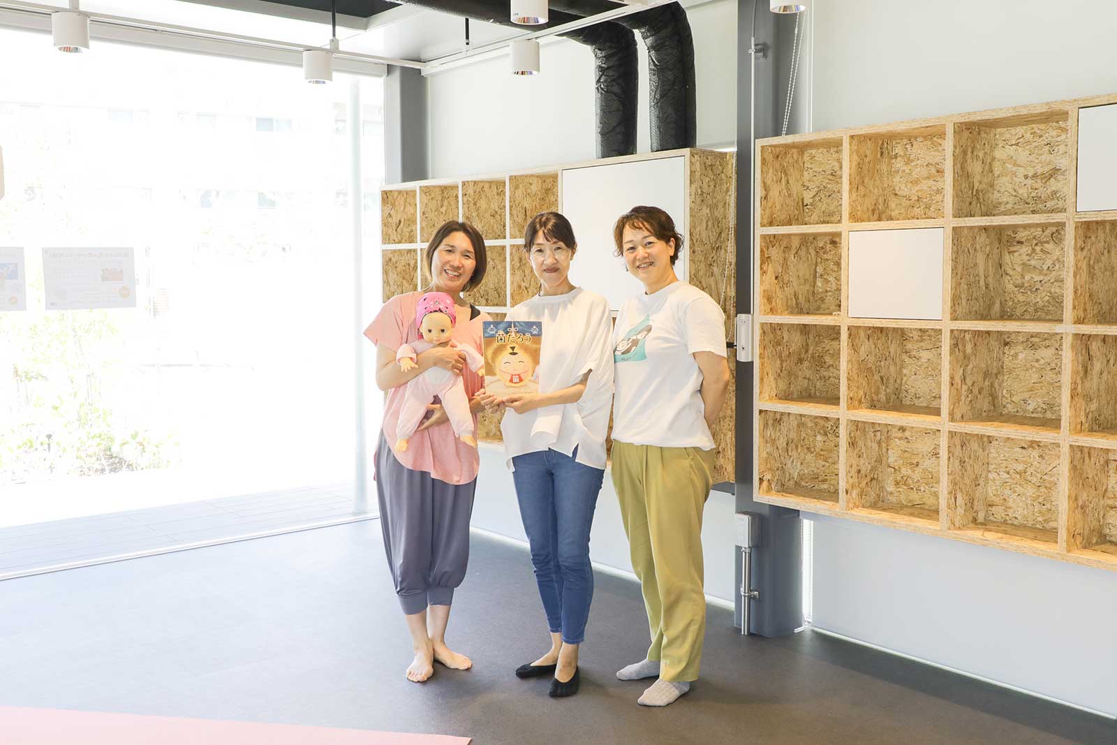 写真左から、親子ヨガの講師を務めた中村さん、菌に関する絵本の読み聞かせを担当した石田さん、鍼灸師の澁谷さんはそれぞれのサポート役を担いました。