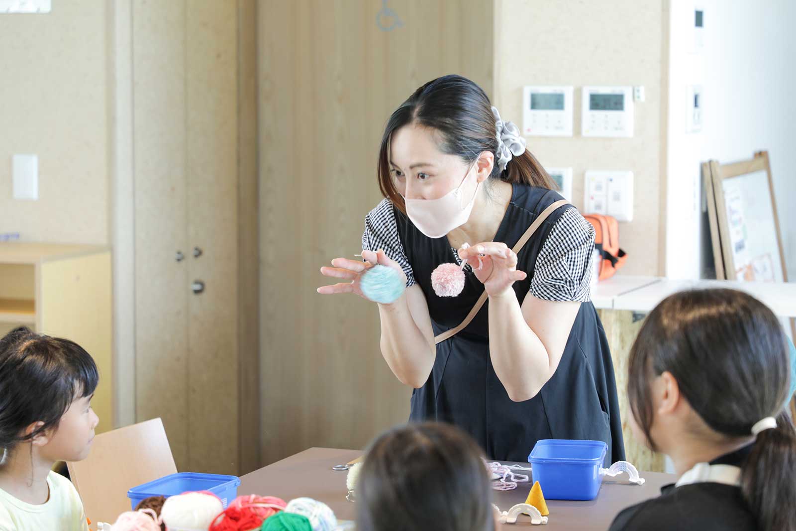 アイスクリームキーホルダー作りの講師を務めた、ハンドメイド作家の向井さん。まちのね浜甲子園サポーター「MACHINONE:Bit（まちのね・ビット）」としても活動されています。