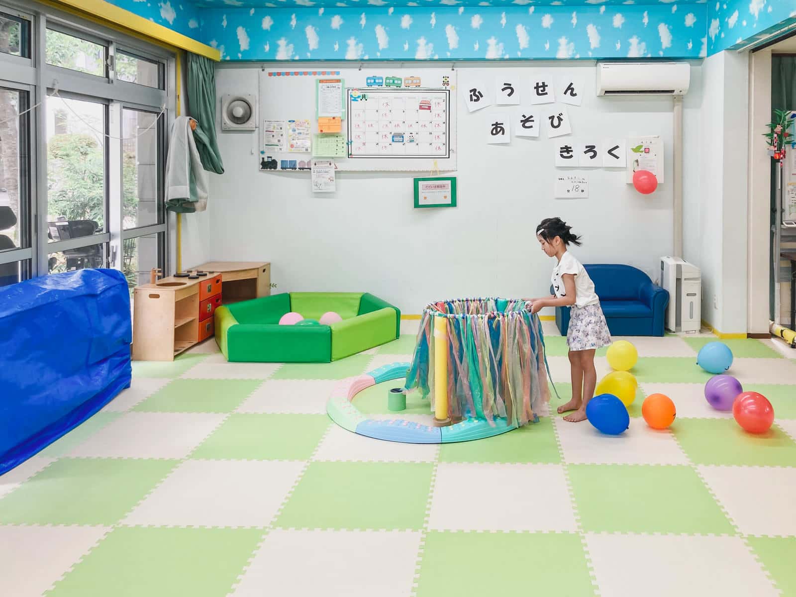 集会所の「子育てひろば」で遊ぶ子ども